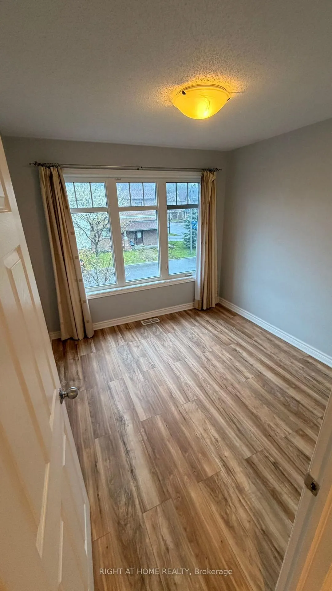 Photo 12 of 205 Mancini Way, Ottawa, Barrhaven - Strandherd — HOMEH