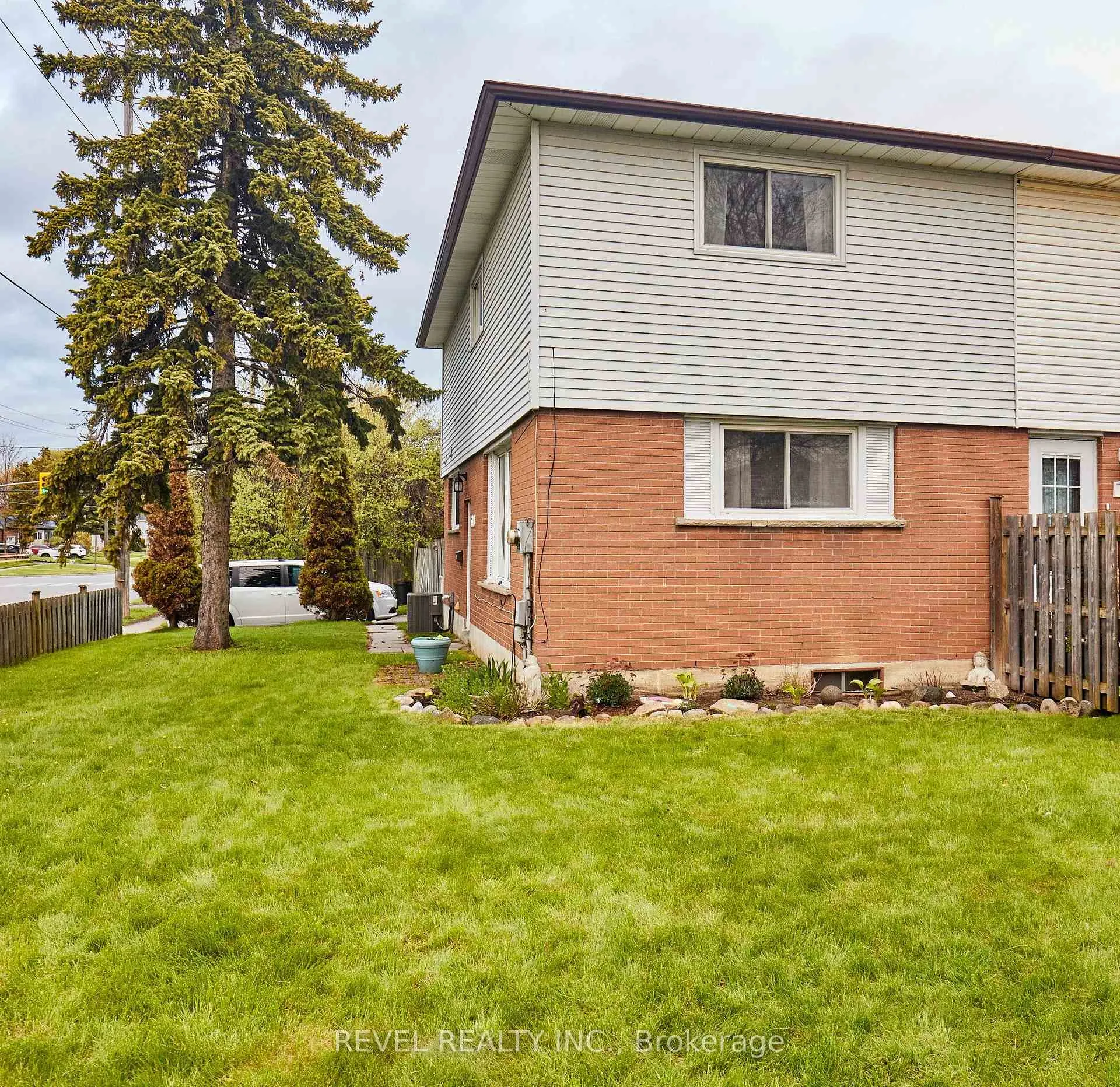 Photo 2 of 689 Gibb Street, Oshawa, Vanier — HOMEH