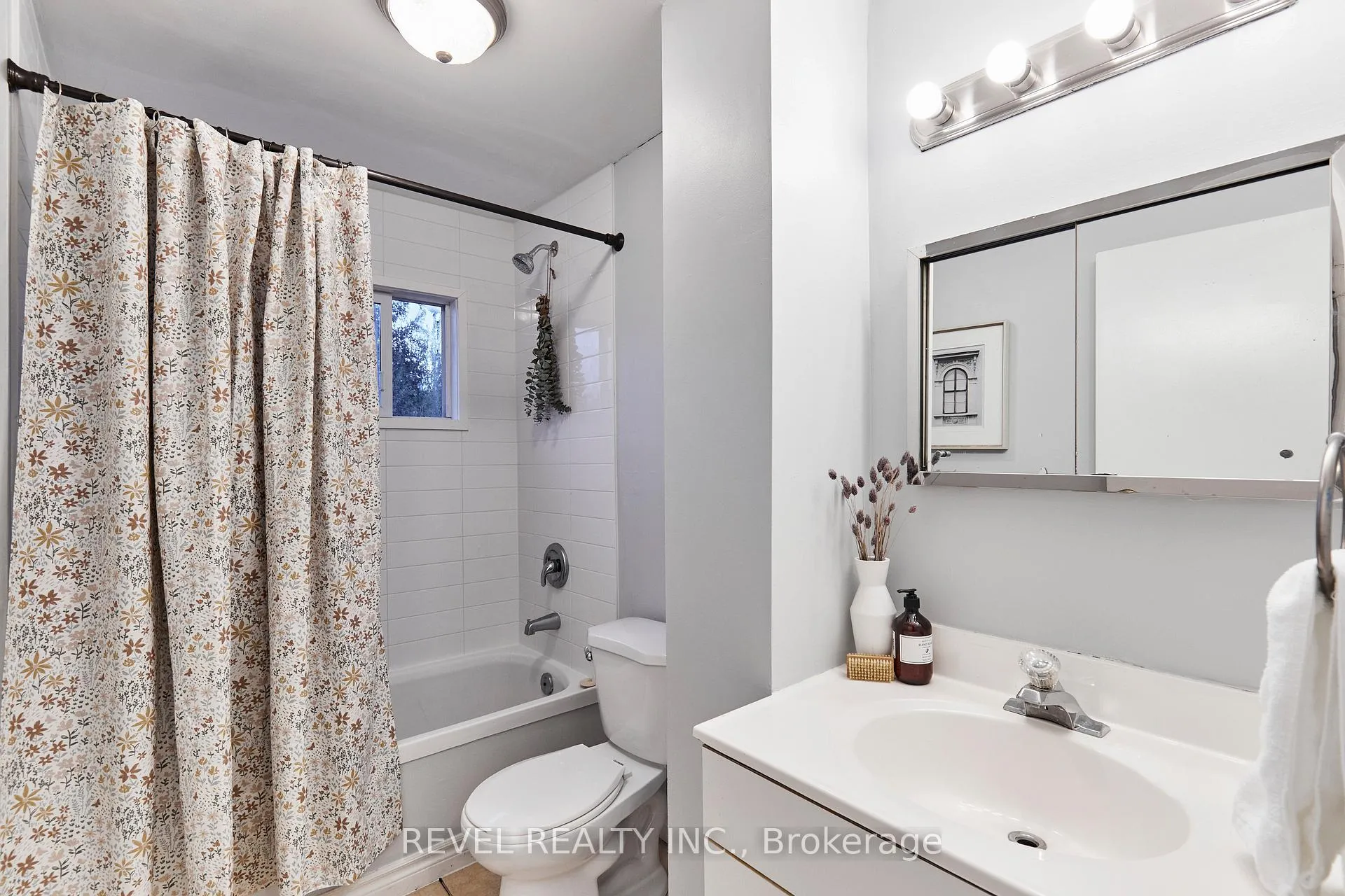 Photo 19 of 689 Gibb Street, Oshawa, Vanier — HOMEH