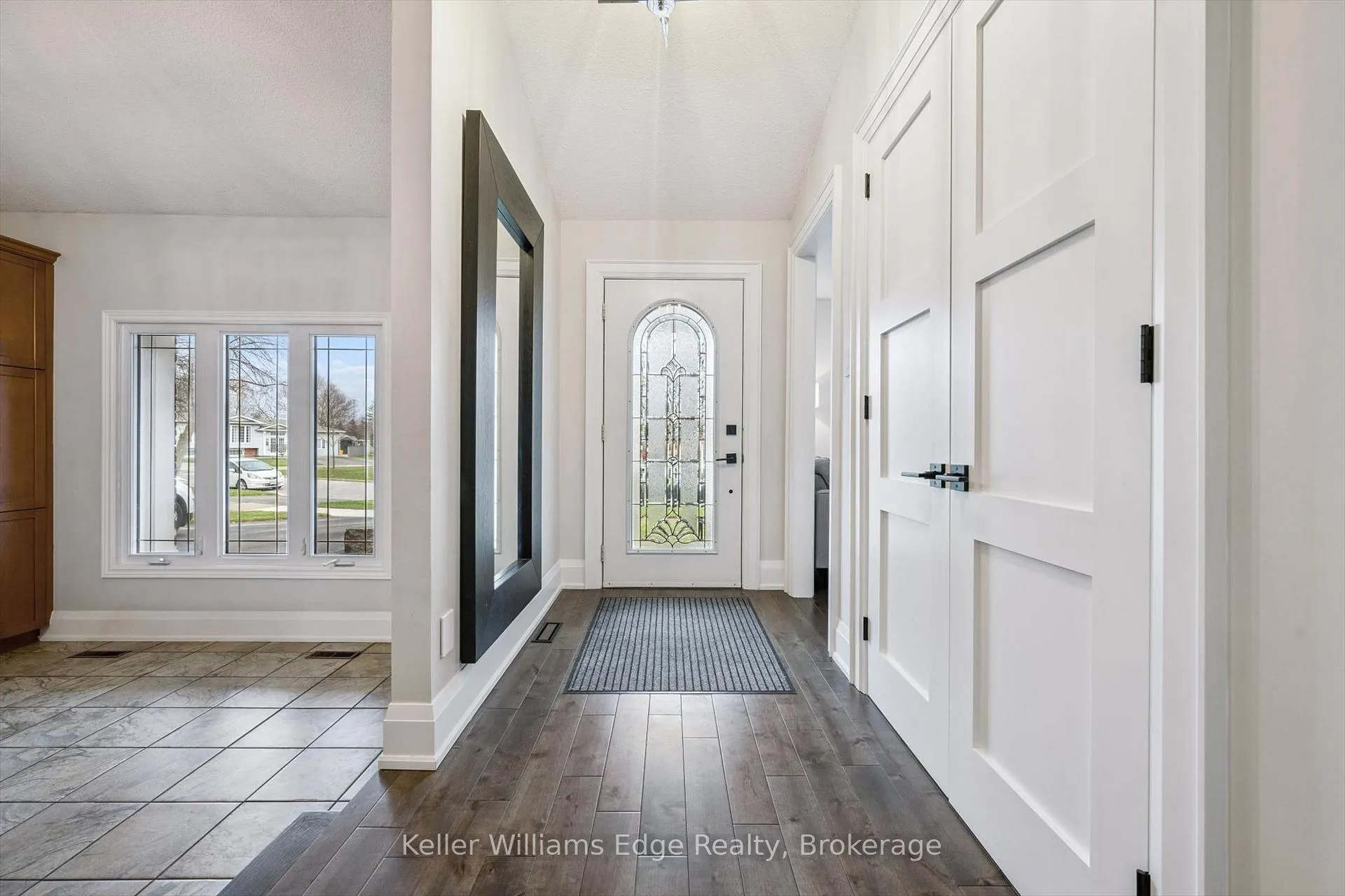 Photo 3 of 2414 Upton Court, Oakville, West — HOMEH