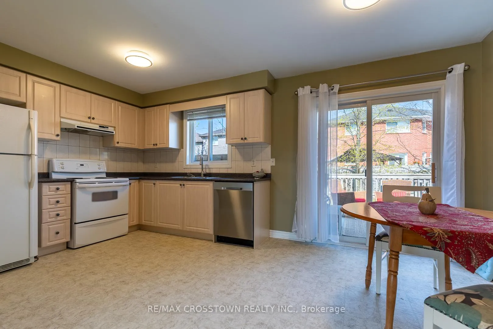 Photo 10 of 156 Pringle Drive, Barrie, Edgehill Drive — HOMEH