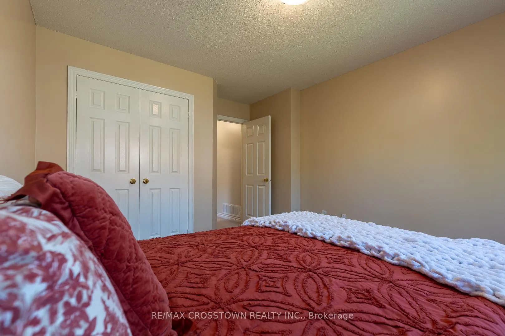 Photo 14 of 156 Pringle Drive, Barrie, Edgehill Drive — HOMEH