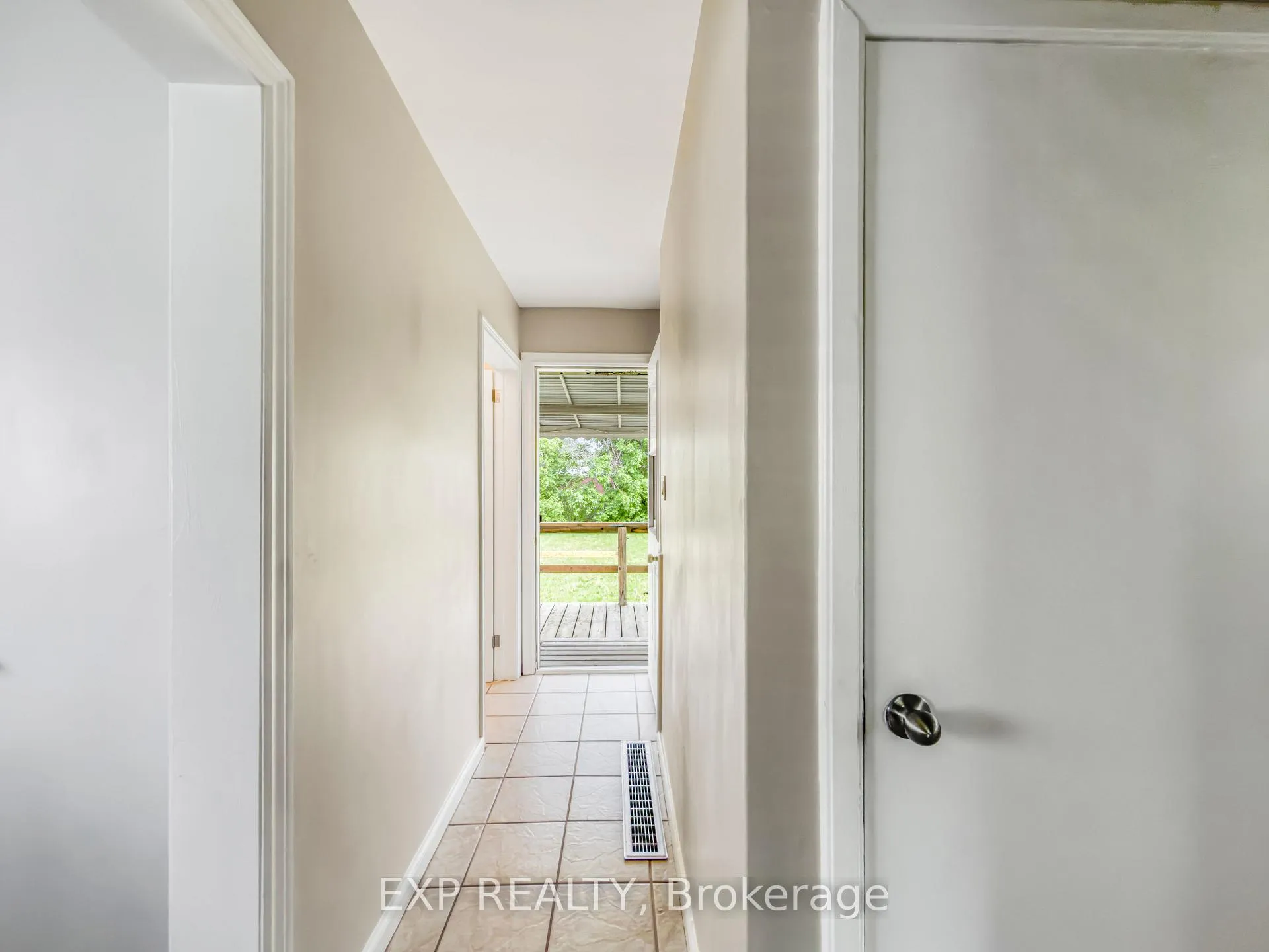 Photo 14 of 2114 Girardot Street, Windsor — HOMEH