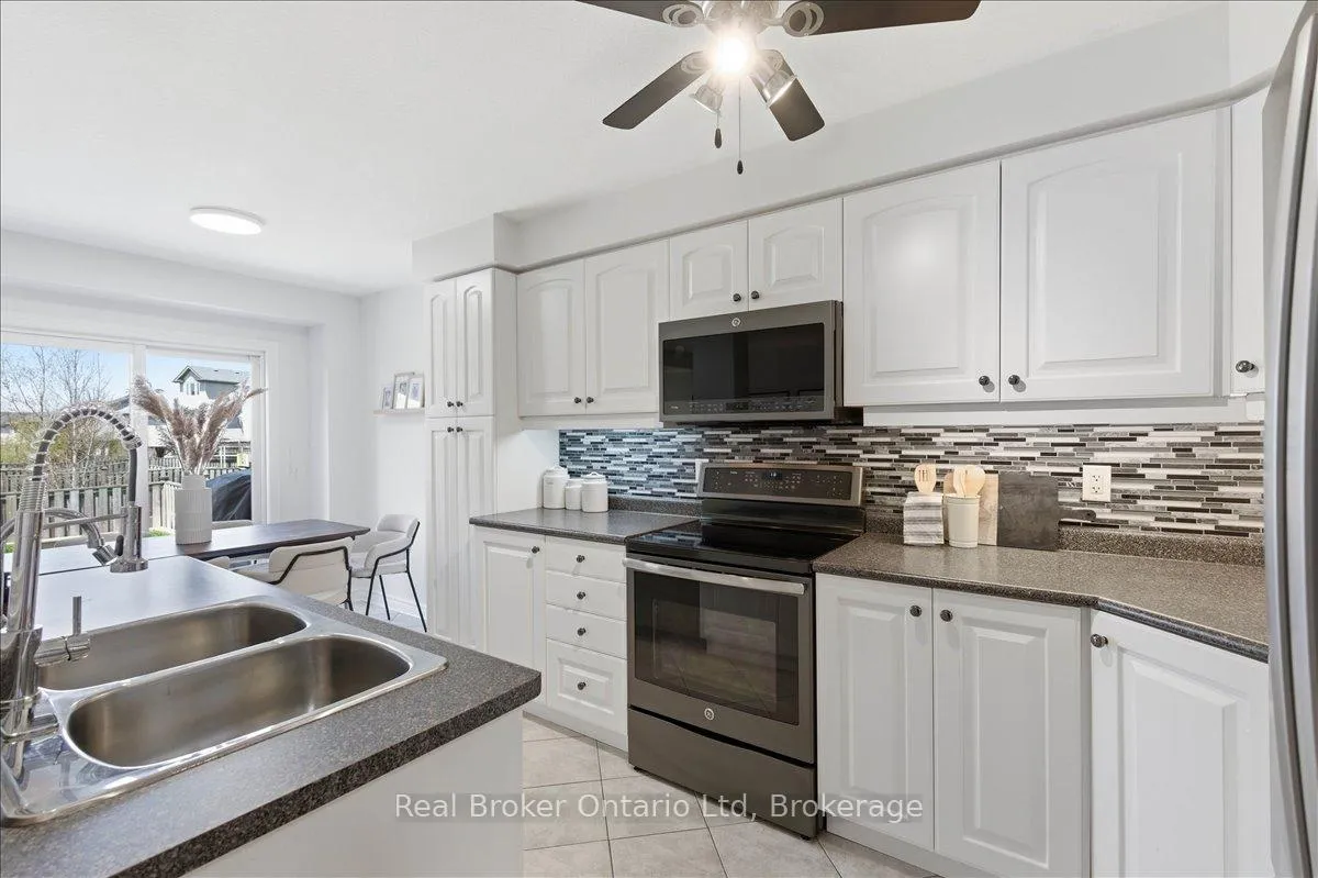 Photo 6 of 32 Laughland Lane, Guelph, Pineridge/Westminster Woods — HOMEH