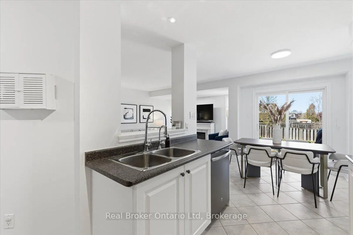 Photo 9 of 32 Laughland Lane, Guelph, Pineridge/Westminster Woods — HOMEH