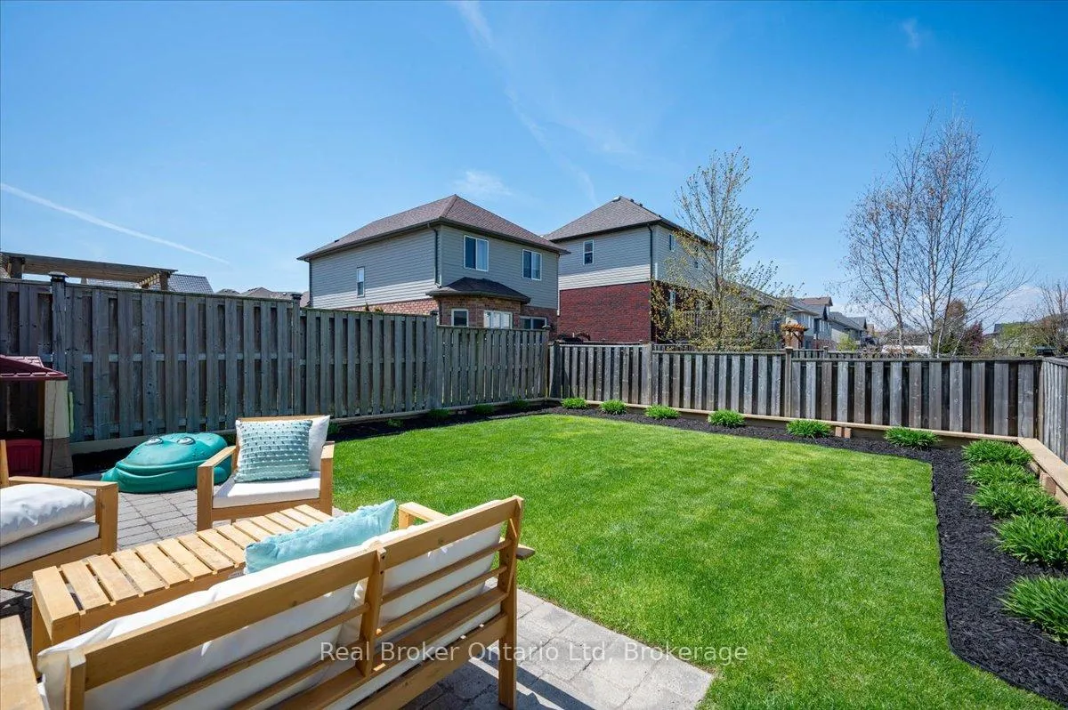 Photo 33 of 32 Laughland Lane, Guelph, Pineridge/Westminster Woods — HOMEH