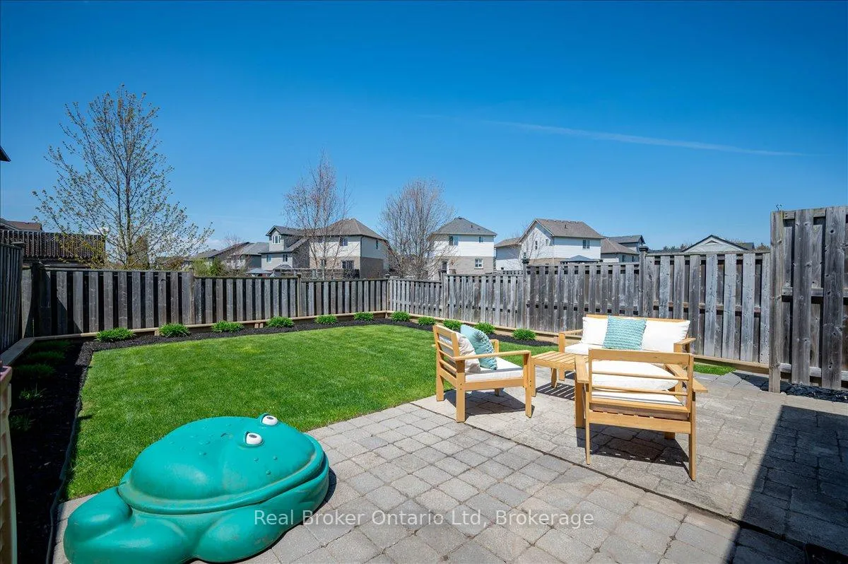 Photo 35 of 32 Laughland Lane, Guelph, Pineridge/Westminster Woods — HOMEH