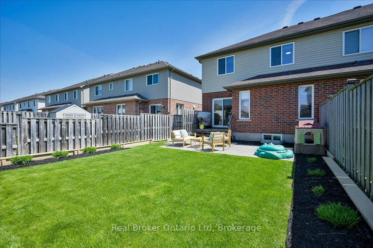 Photo 36 of 32 Laughland Lane, Guelph, Pineridge/Westminster Woods — HOMEH