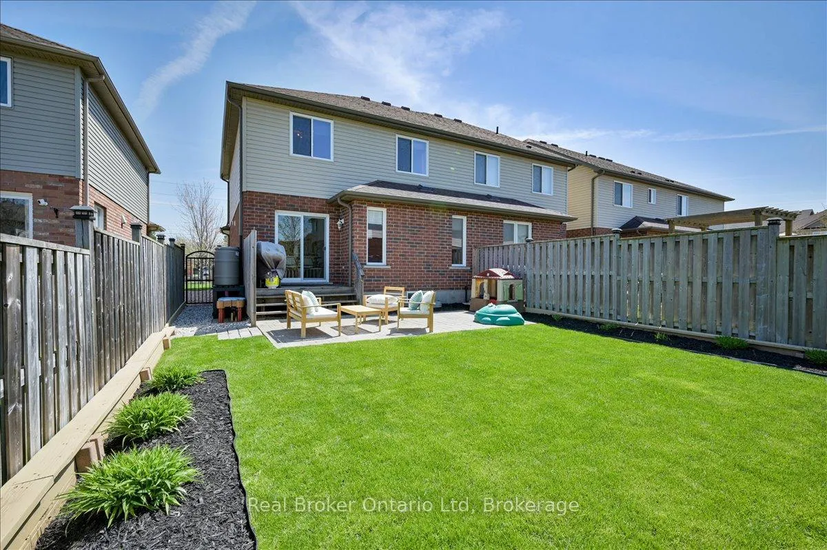 Photo 37 of 32 Laughland Lane, Guelph, Pineridge/Westminster Woods — HOMEH