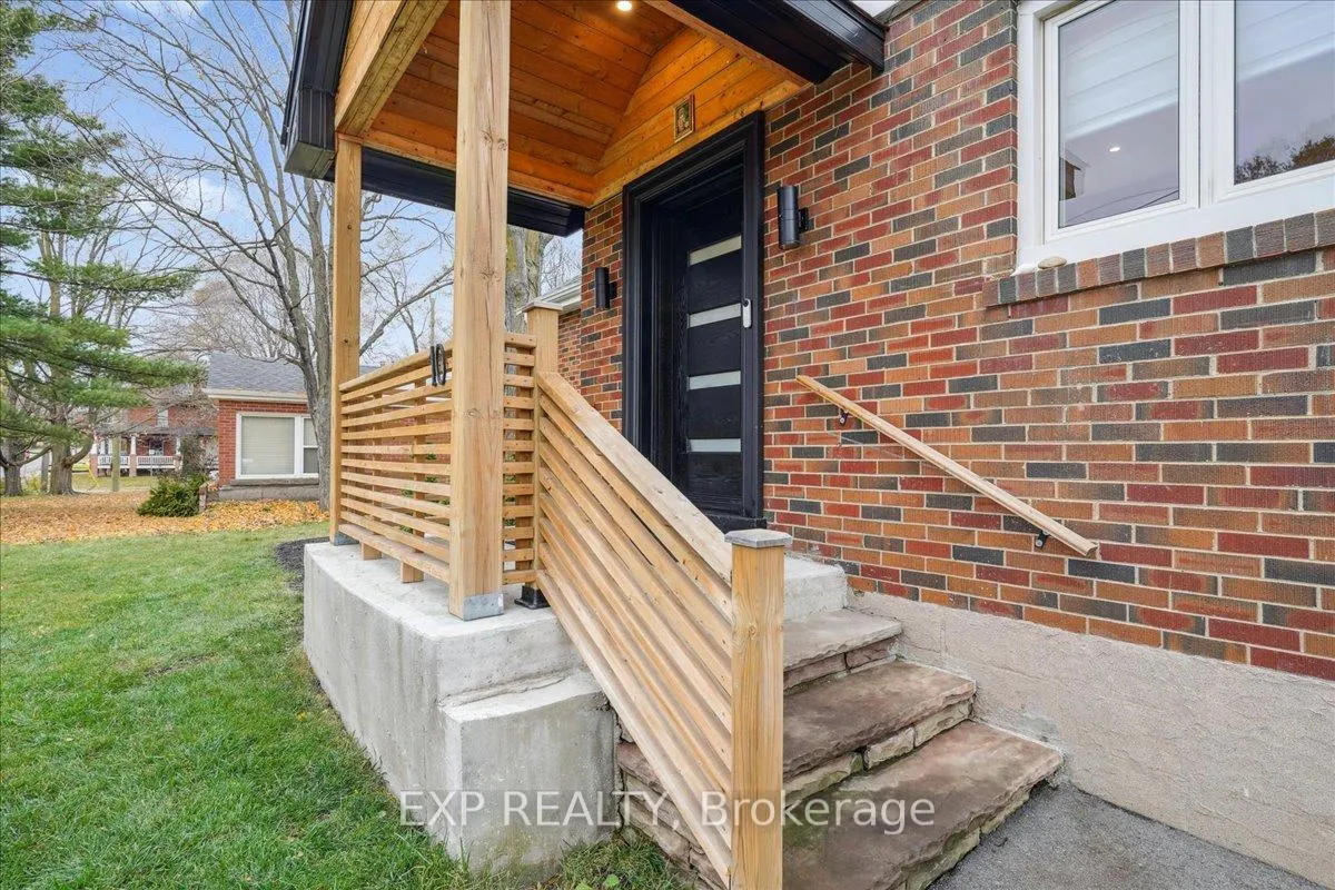 Photo 3 of 10 Harold Street, Brampton, Downtown Brampton — HOMEH