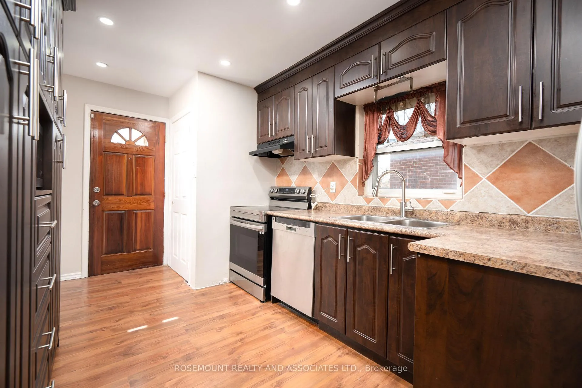 Photo 4 of Unit UPPER, 32 Maywood Park, Scarborough, Kennedy Park — HOMEH