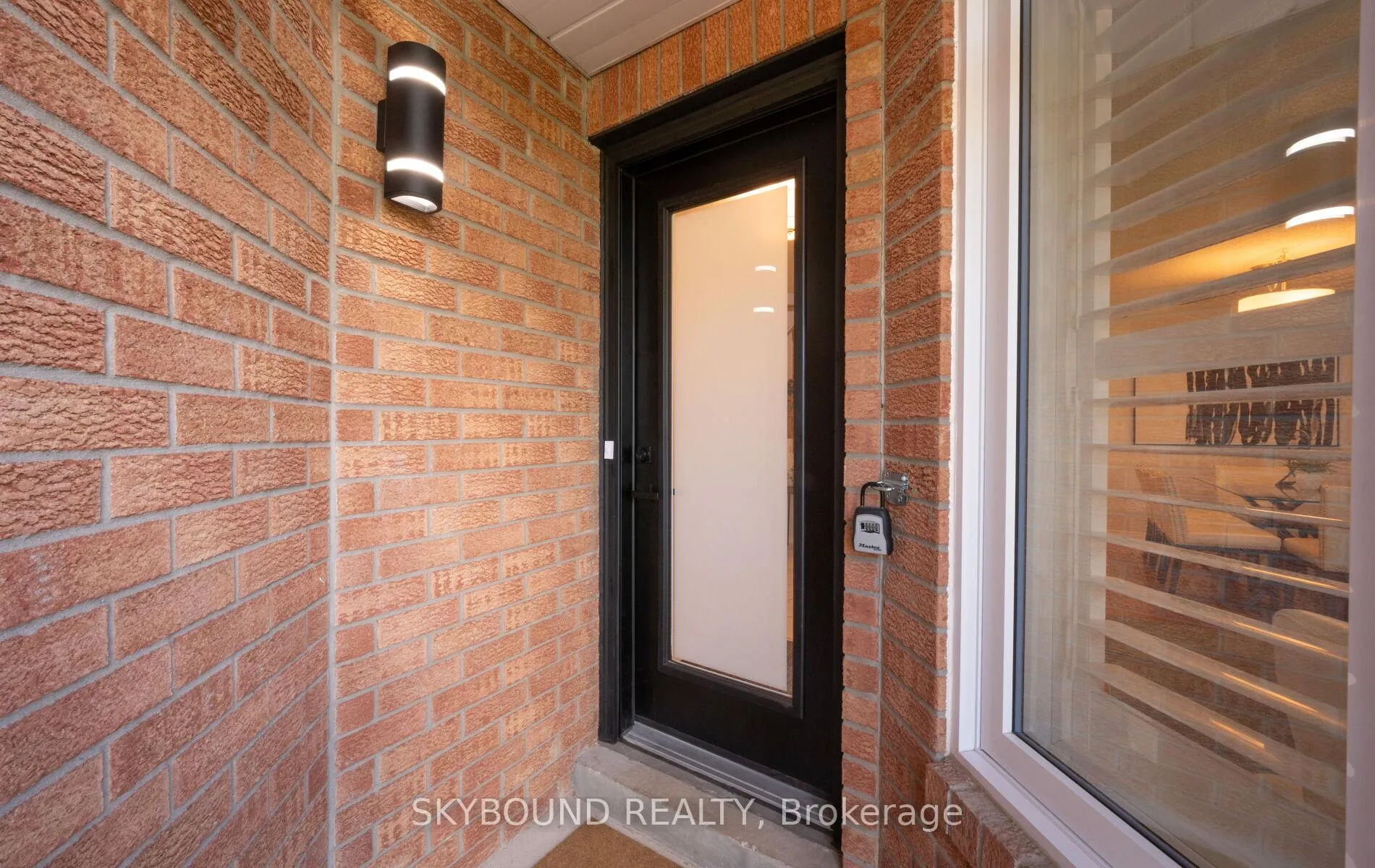Photo 4 of 21 Pinellas Drive, Brampton, Heart Lake East — HOMEH