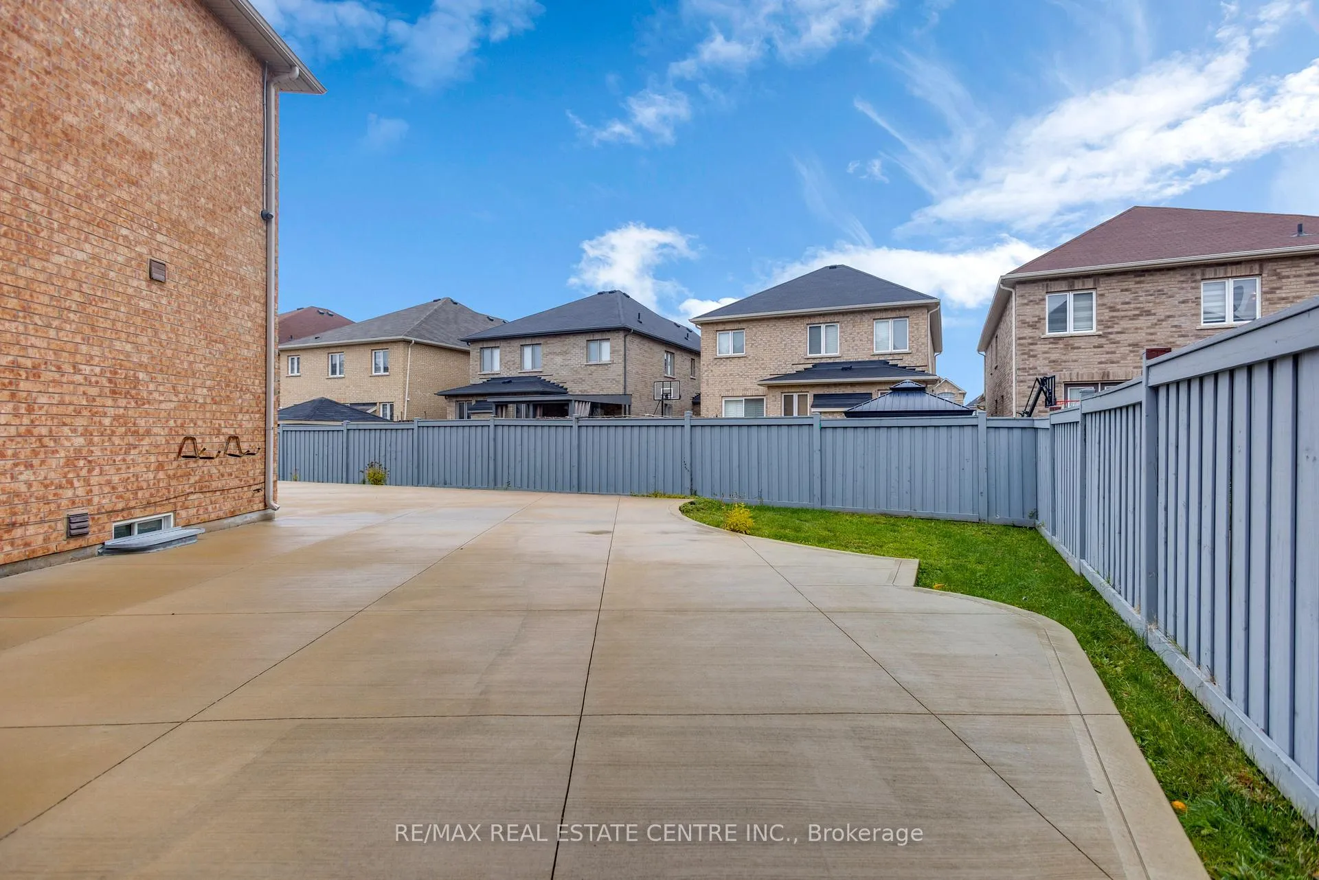 Photo 3 of 9 Glacier Road, Brampton, Credit Valley — HOMEH