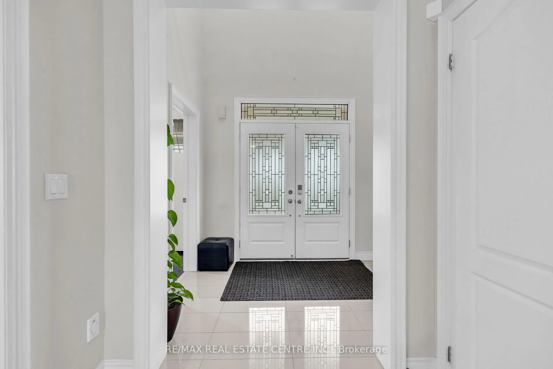Photo 4 of 9 Glacier Road, Brampton, Credit Valley — HOMEH