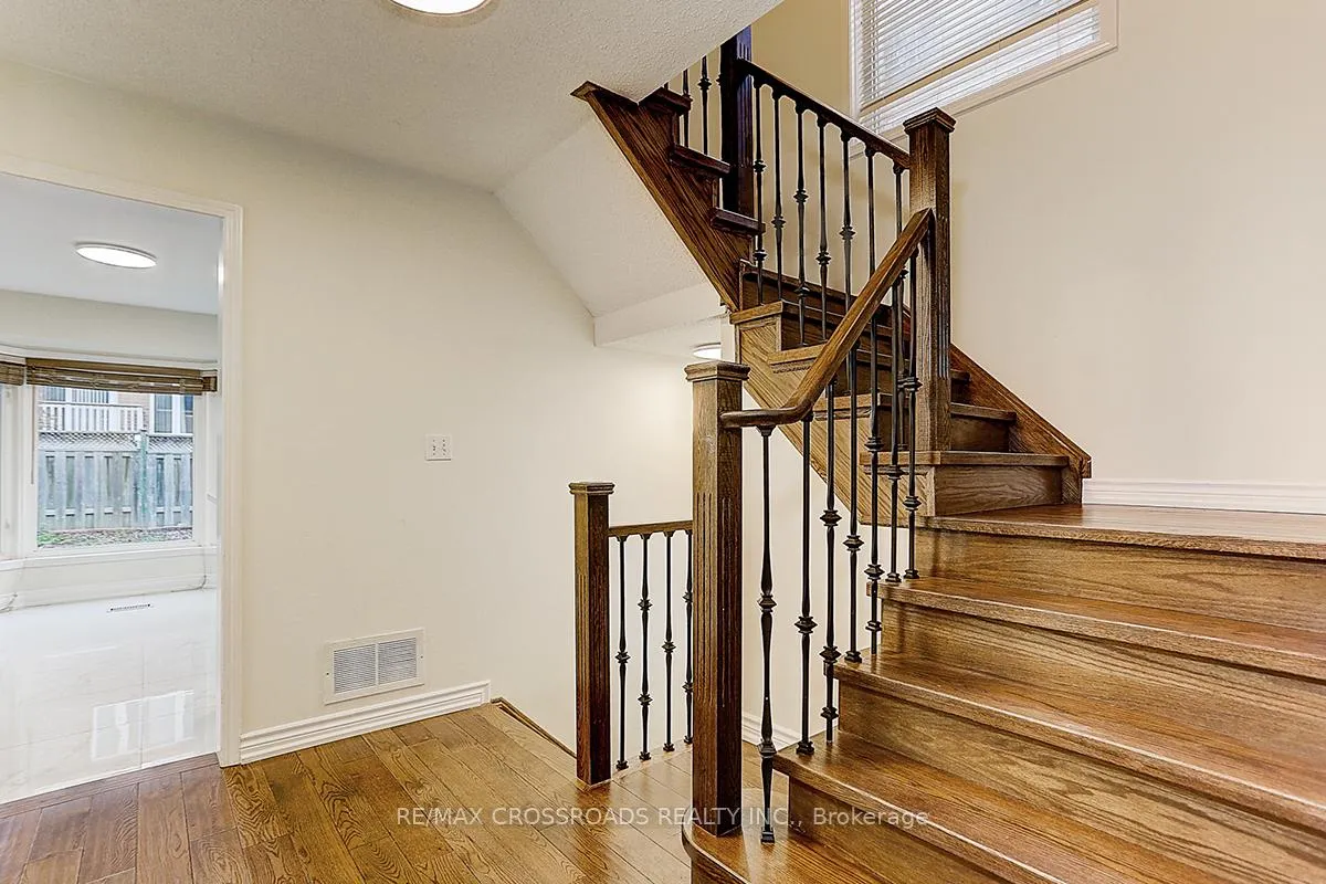 Photo 9 of 4 Lancelot Lane, Markham, Berczy — HOMEH