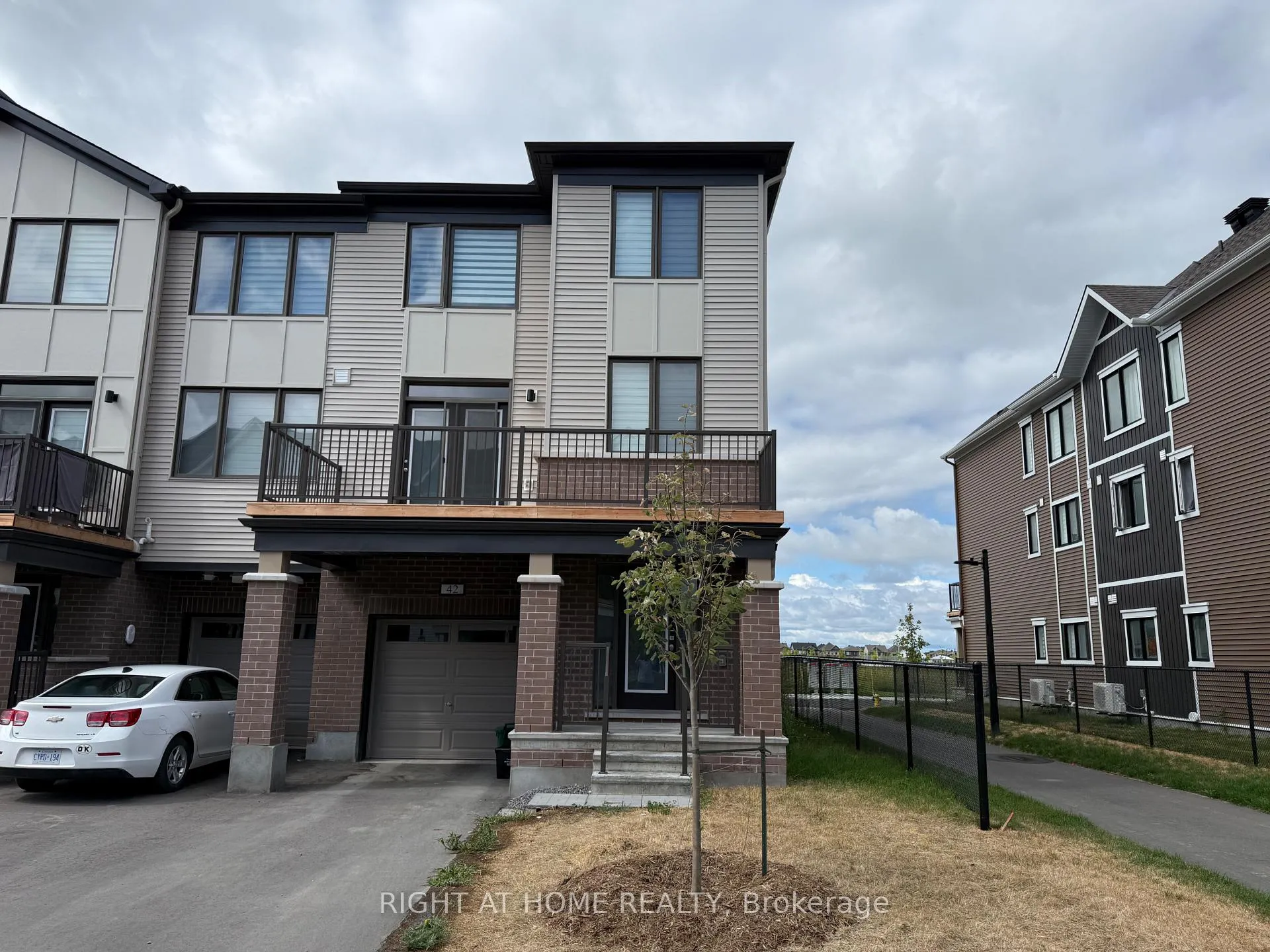 Photo 2 of 42 Stitch Mews, Ottawa, Goulbourn Twp From Franktown Rd/South To Rideau — HOMEH