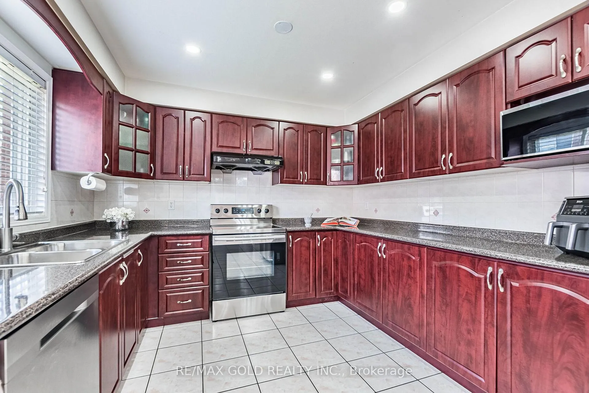 Photo 16 of 96 Brisdale Drive, Brampton, Fletcher's Meadow — HOMEH
