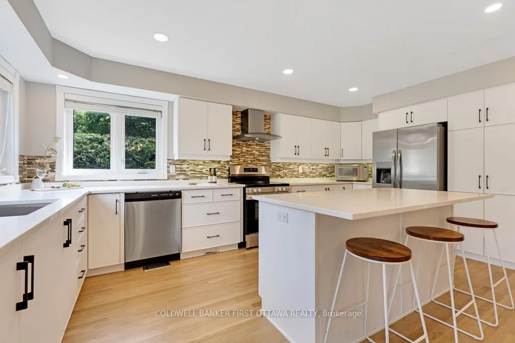 Photo 13 of 5525 Pettapiece Crescent, Ottawa, Manotick Village & Manotick Estates — HOMEH