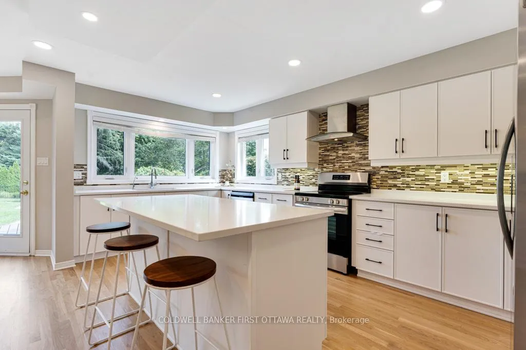 Photo 14 of 5525 Pettapiece Crescent, Ottawa, Manotick Village & Manotick Estates — HOMEH