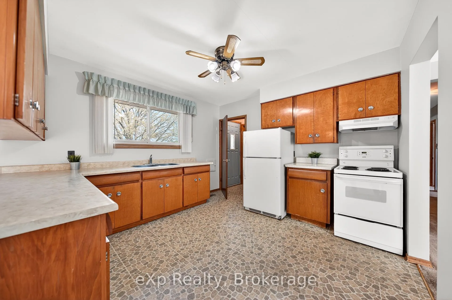 Photo 14 of 53 Woodland Drive, Cambridge — HOMEH