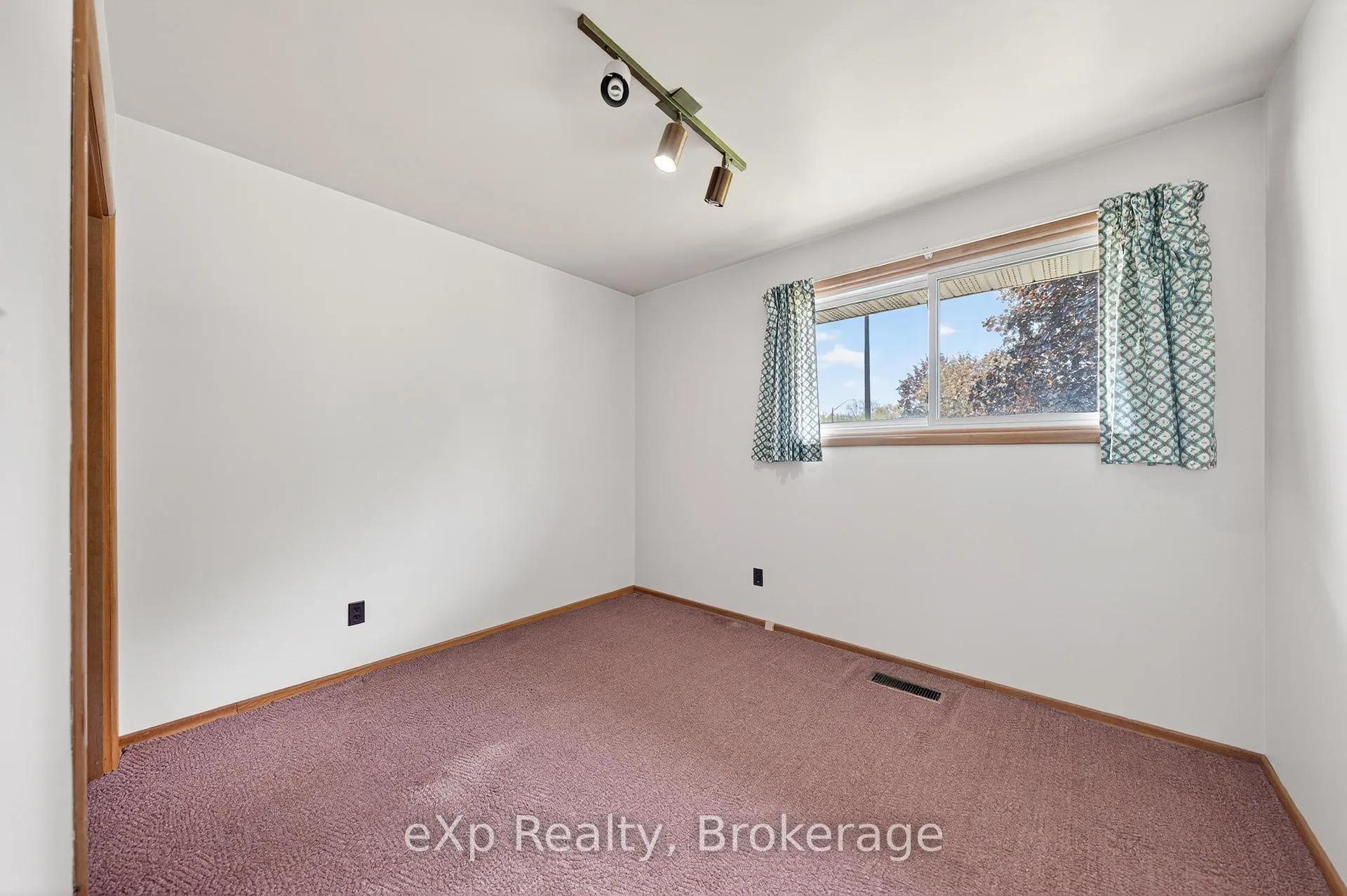 Photo 22 of 53 Woodland Drive, Cambridge — HOMEH