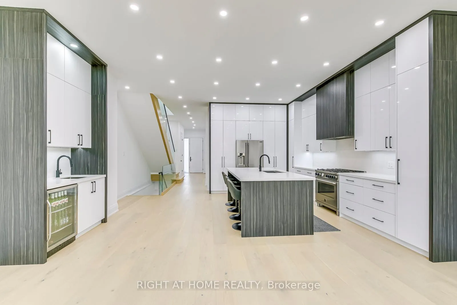 Photo 4 of 5 Enfield Avenue, Etobicoke, Alderwood — HOMEH