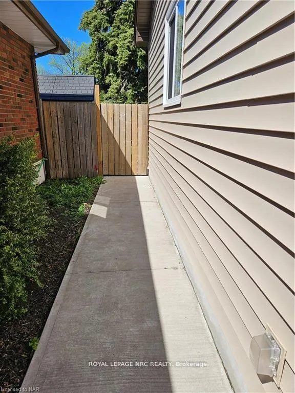 Photo 2 of 5 Kilbourne Crescent, St. Catharines, Bunting/Linwell — HOMEH