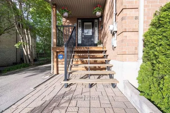 Photo 3 of 17 Machell Avenue N, Aurora, Aurora Village — HOMEH