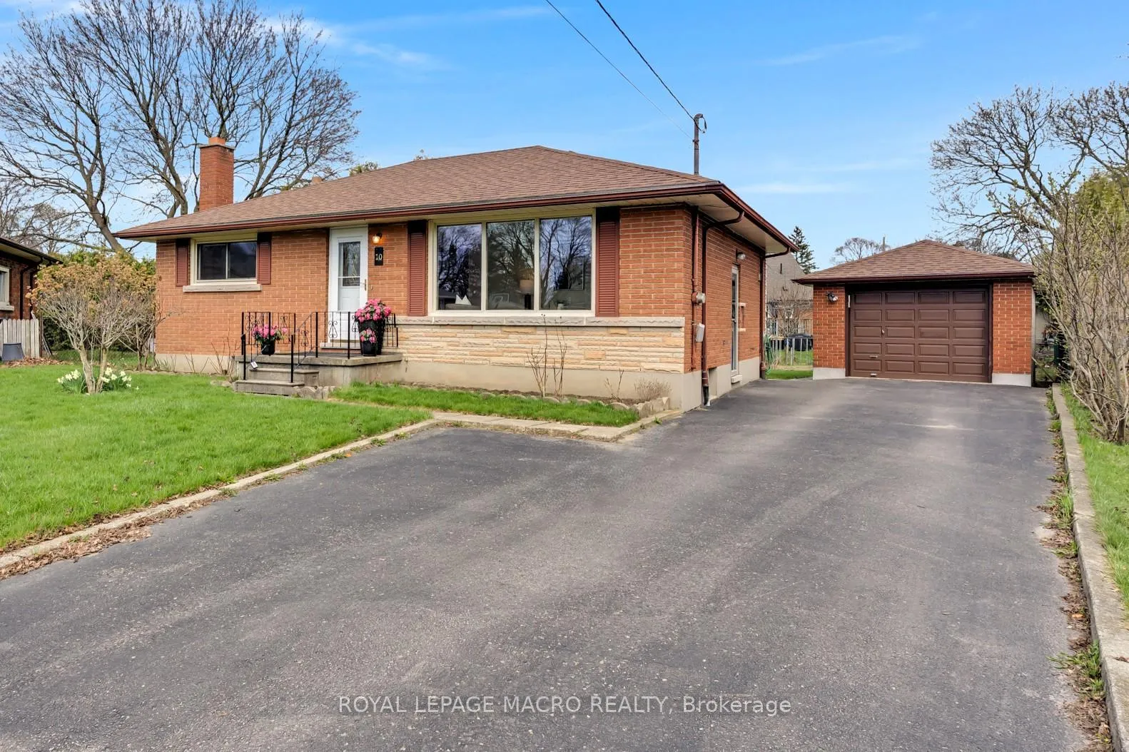 Photo 2 of 10 Westoby Place, Guelph, St. George's — HOMEH