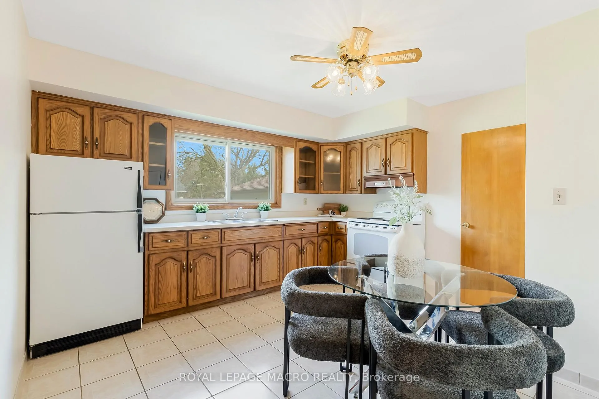 Photo 7 of 10 Westoby Place, Guelph, St. George's — HOMEH