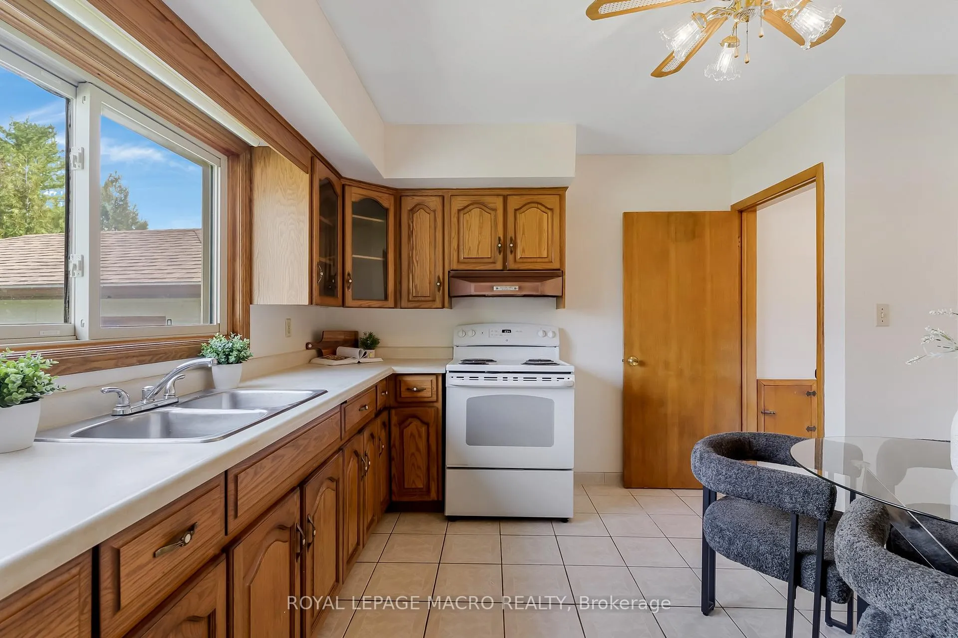 Photo 8 of 10 Westoby Place, Guelph, St. George's — HOMEH