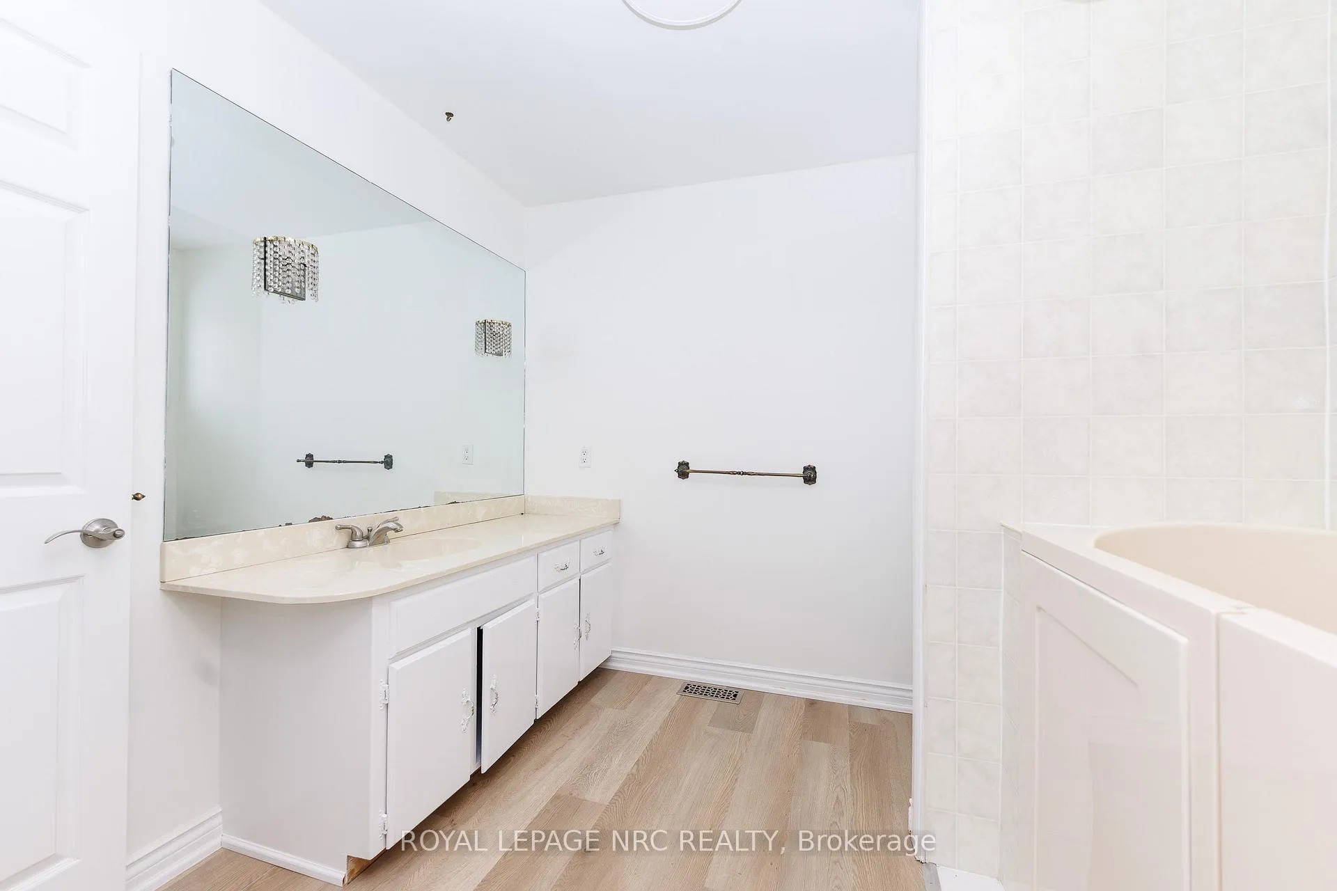 Photo 23 of 61 Tremont Drive, St. Catharines, Glendale/Glenridge — HOMEH