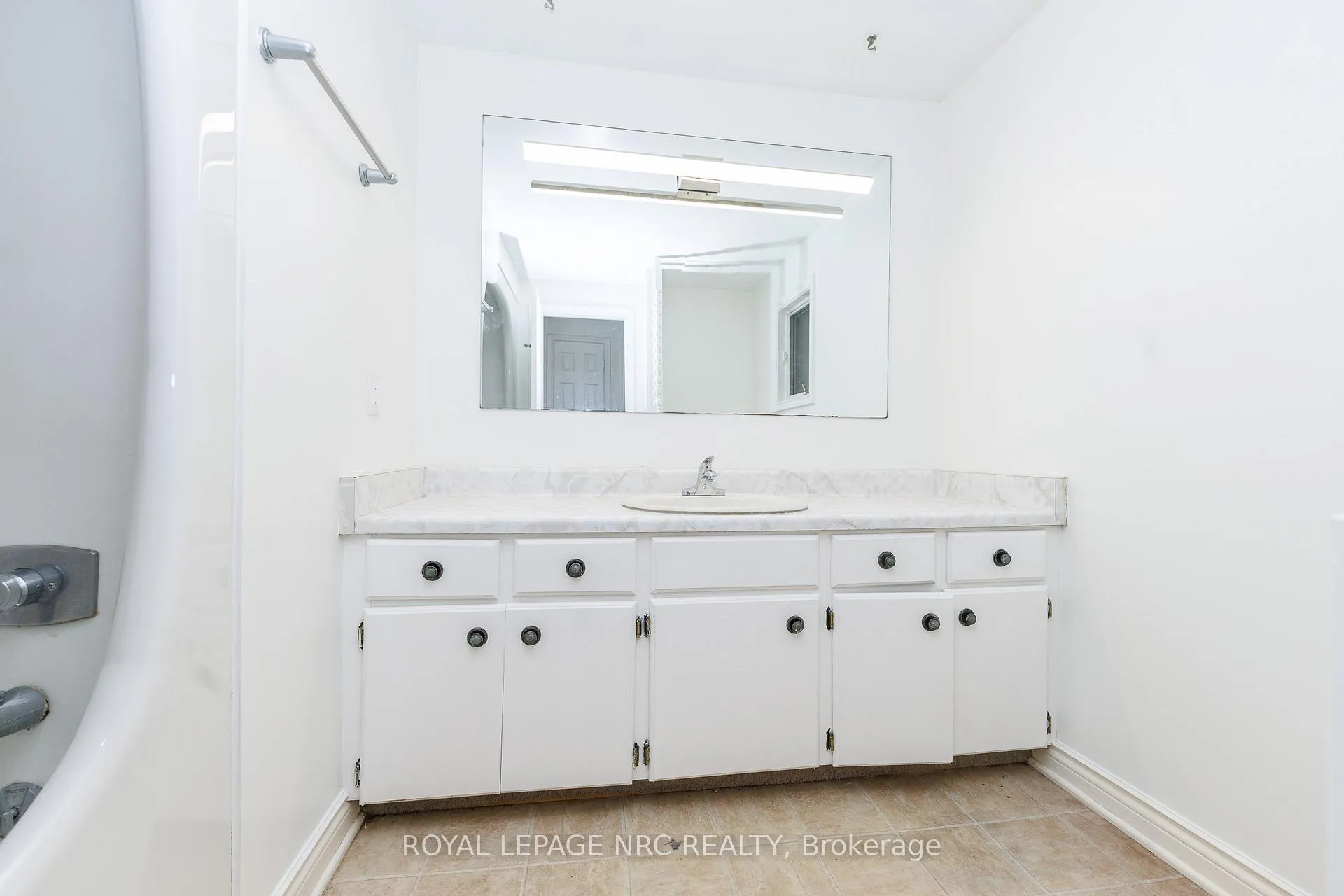 Photo 35 of 61 Tremont Drive, St. Catharines, Glendale/Glenridge — HOMEH