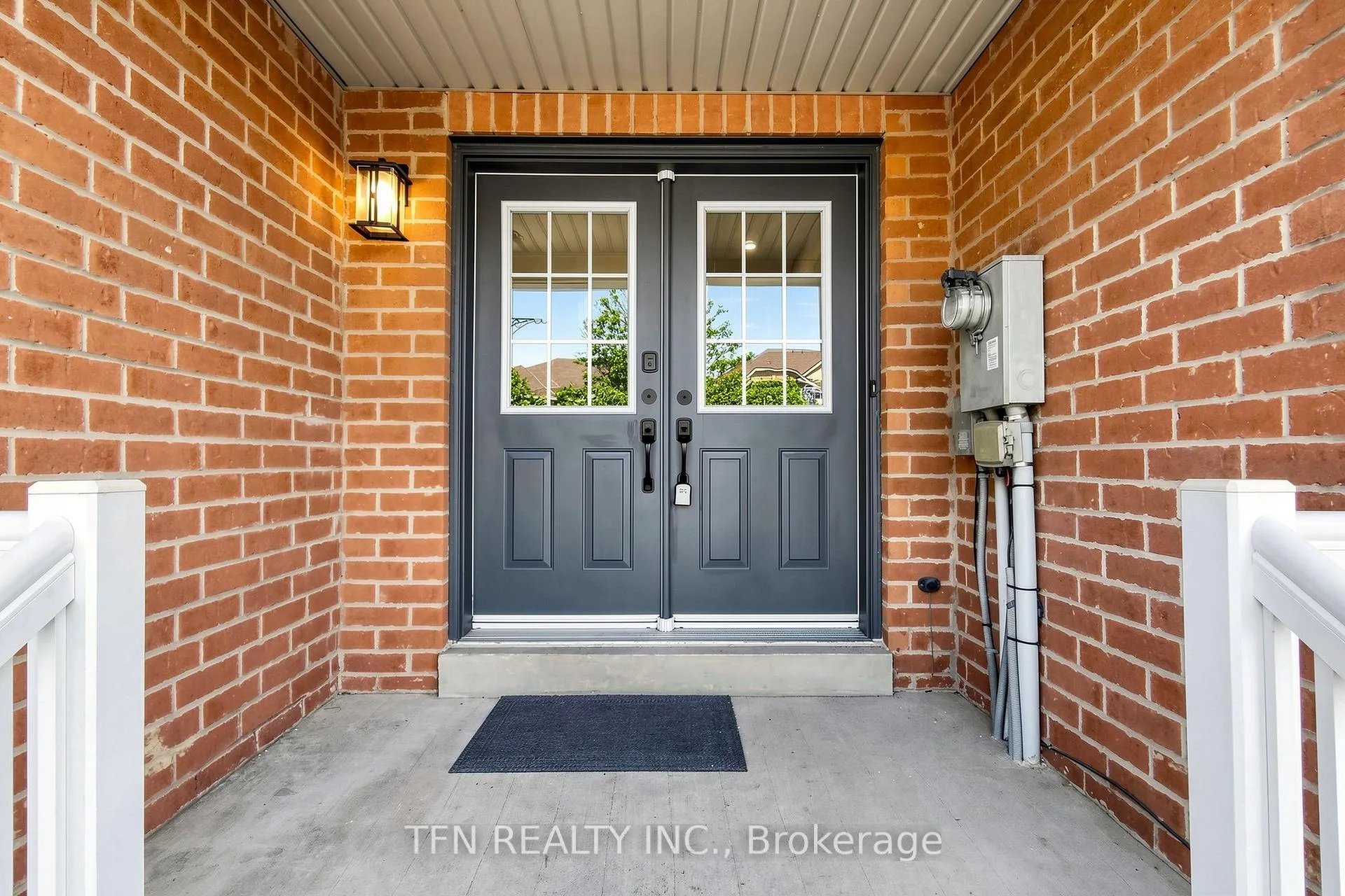 Photo 2 of 8 Lander Crescent, Vaughan, Patterson — HOMEH