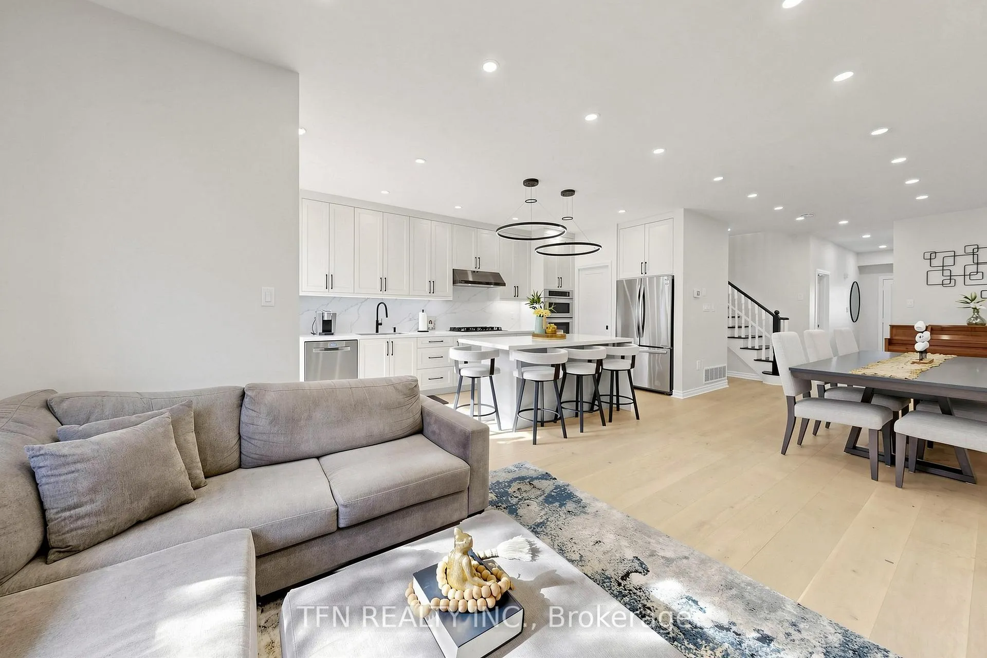 Photo 3 of 8 Lander Crescent, Vaughan, Patterson — HOMEH