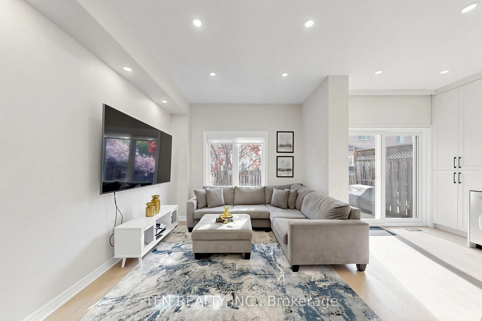 Photo 4 of 8 Lander Crescent, Vaughan, Patterson — HOMEH