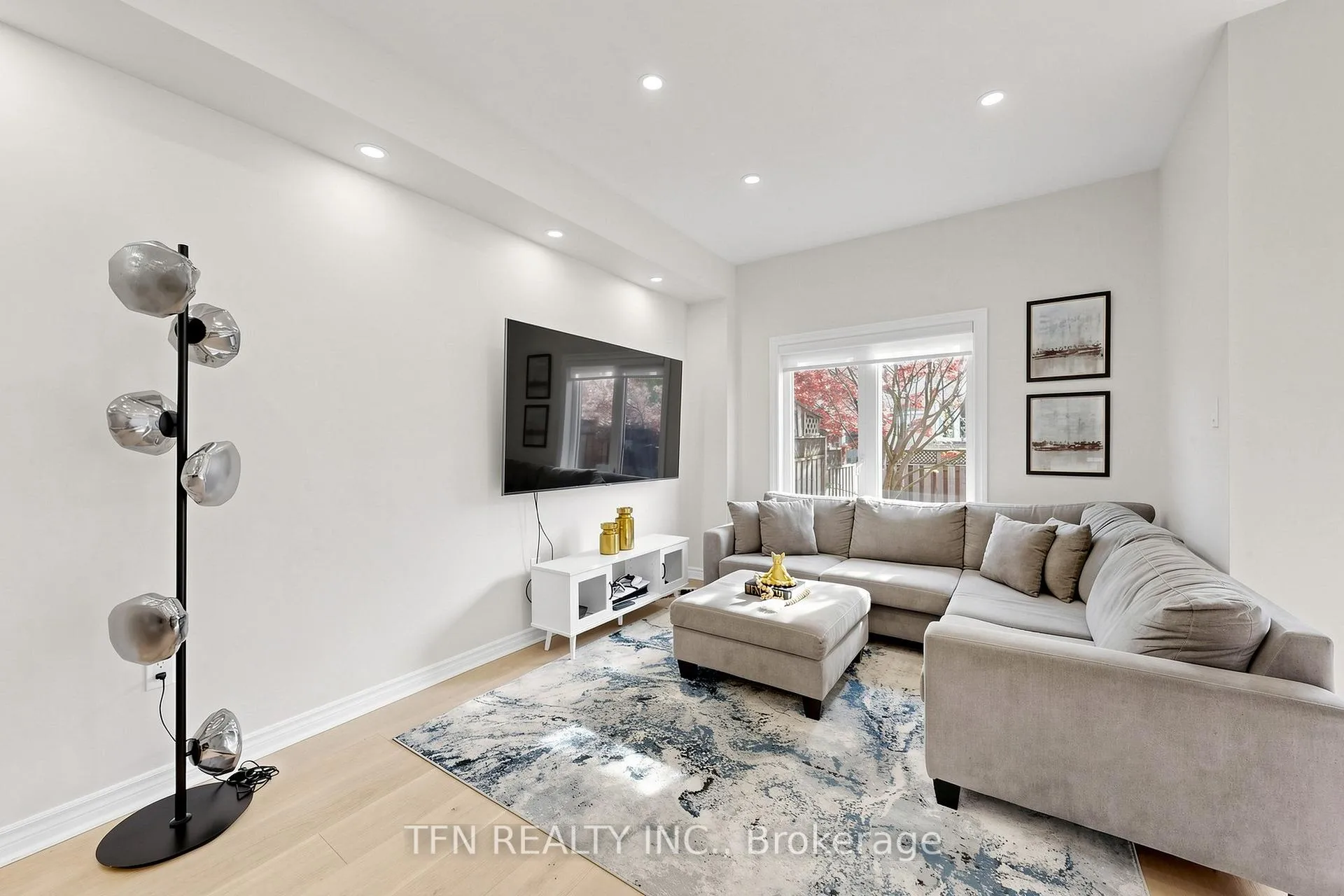 Photo 5 of 8 Lander Crescent, Vaughan, Patterson — HOMEH
