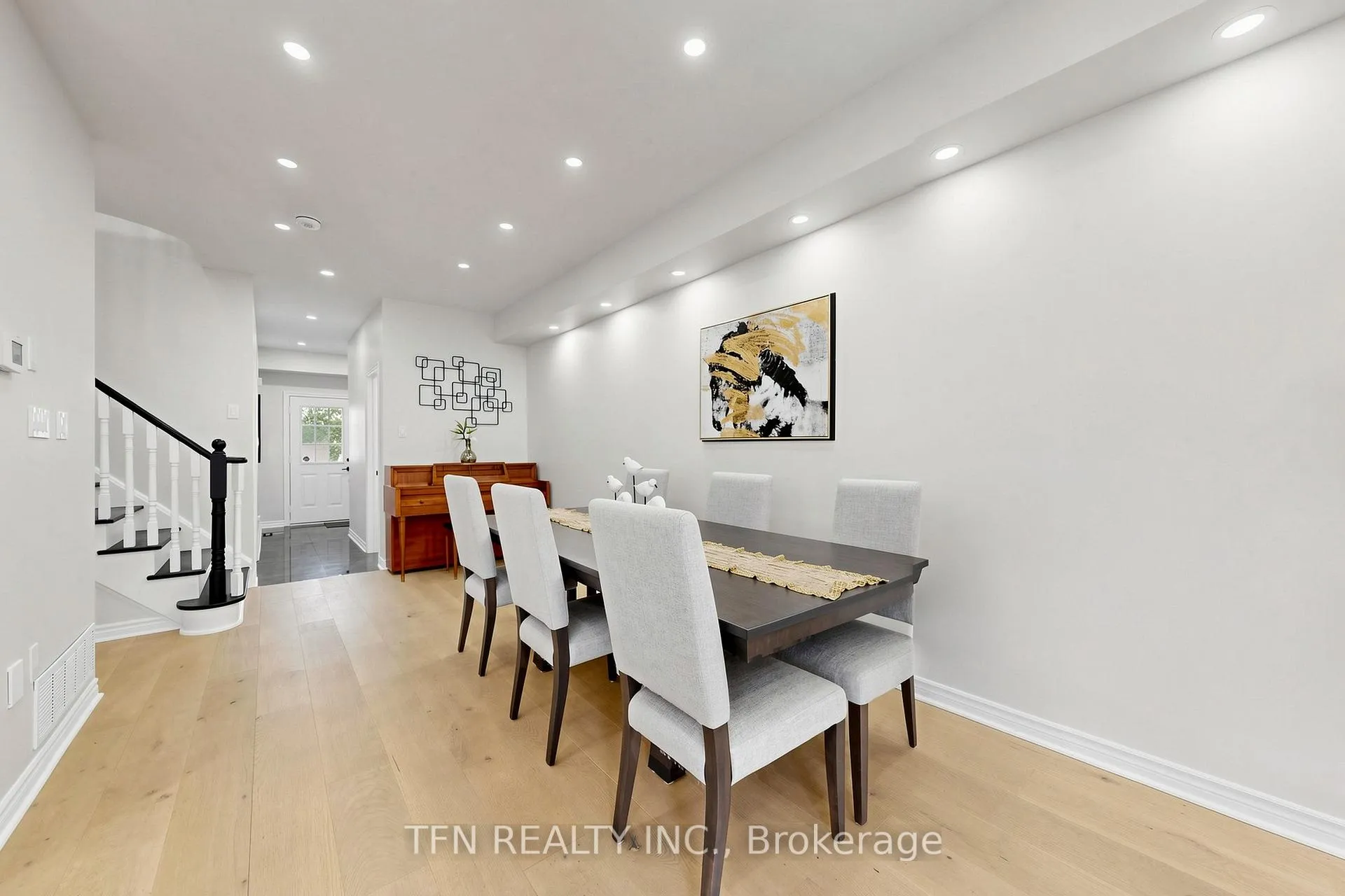 Photo 6 of 8 Lander Crescent, Vaughan, Patterson — HOMEH