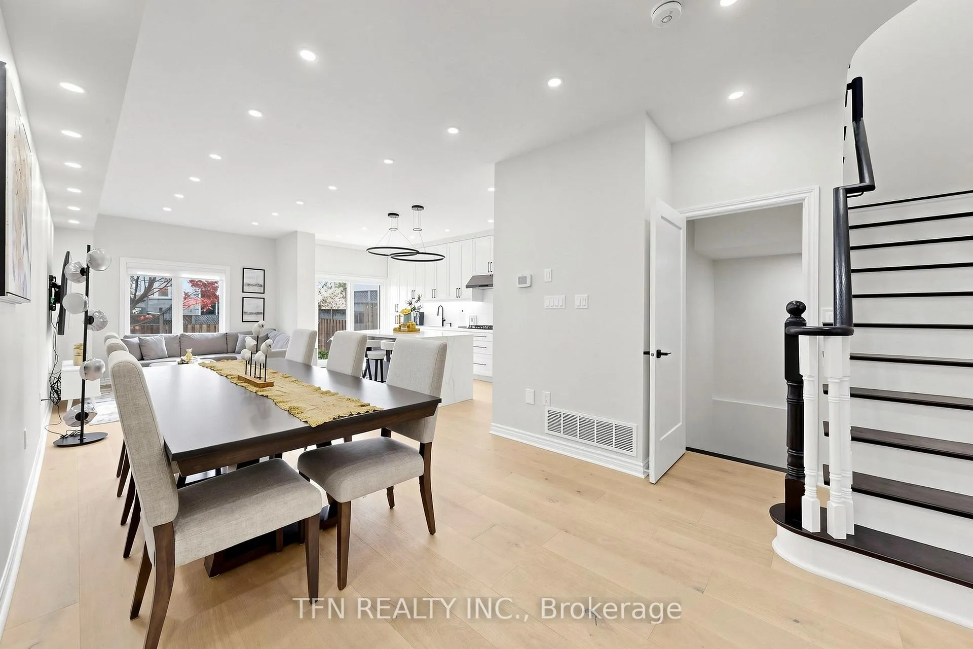 Photo 8 of 8 Lander Crescent, Vaughan, Patterson — HOMEH