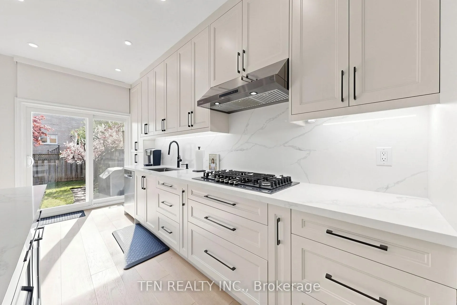 Photo 14 of 8 Lander Crescent, Vaughan, Patterson — HOMEH
