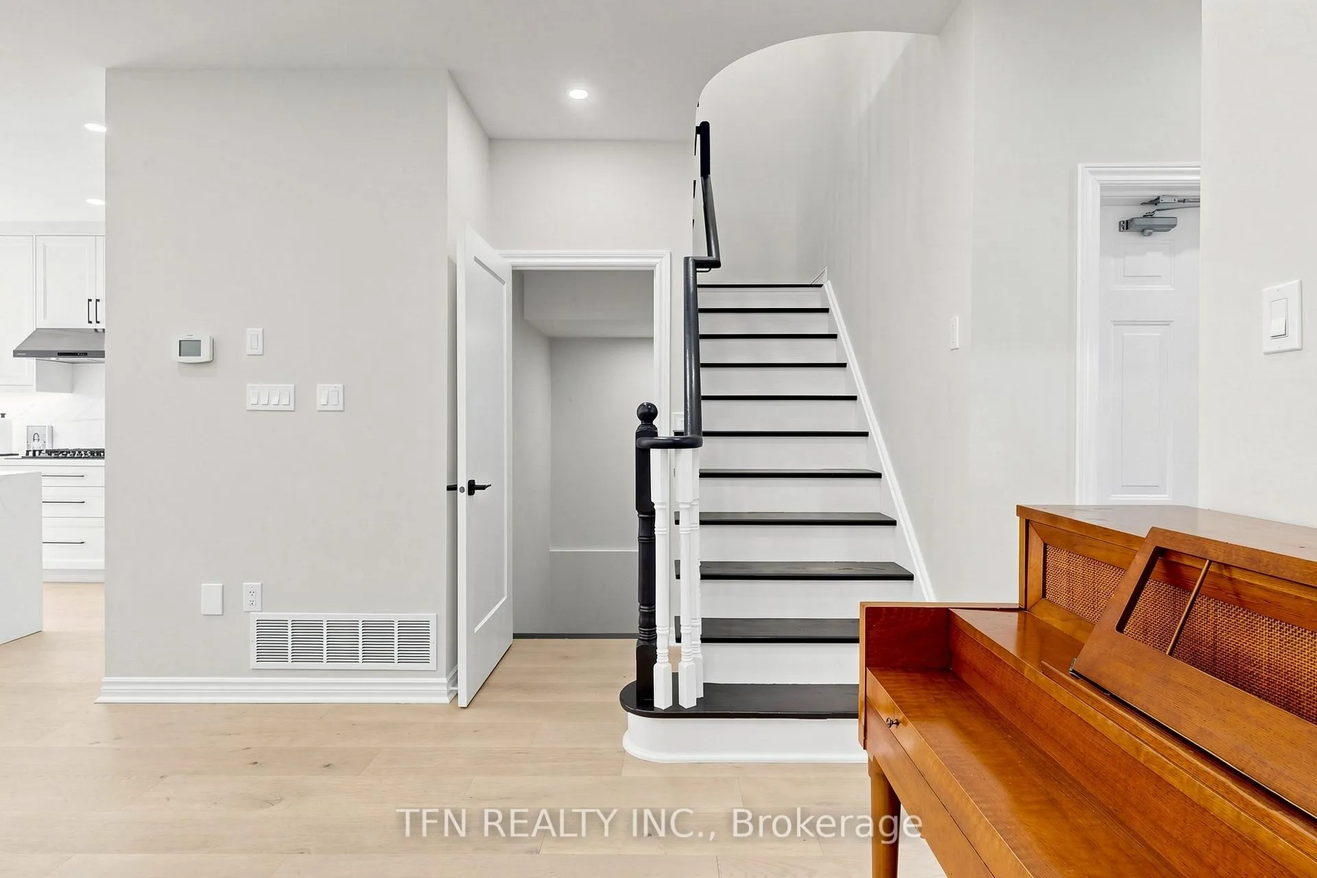 Photo 19 of 8 Lander Crescent, Vaughan, Patterson — HOMEH