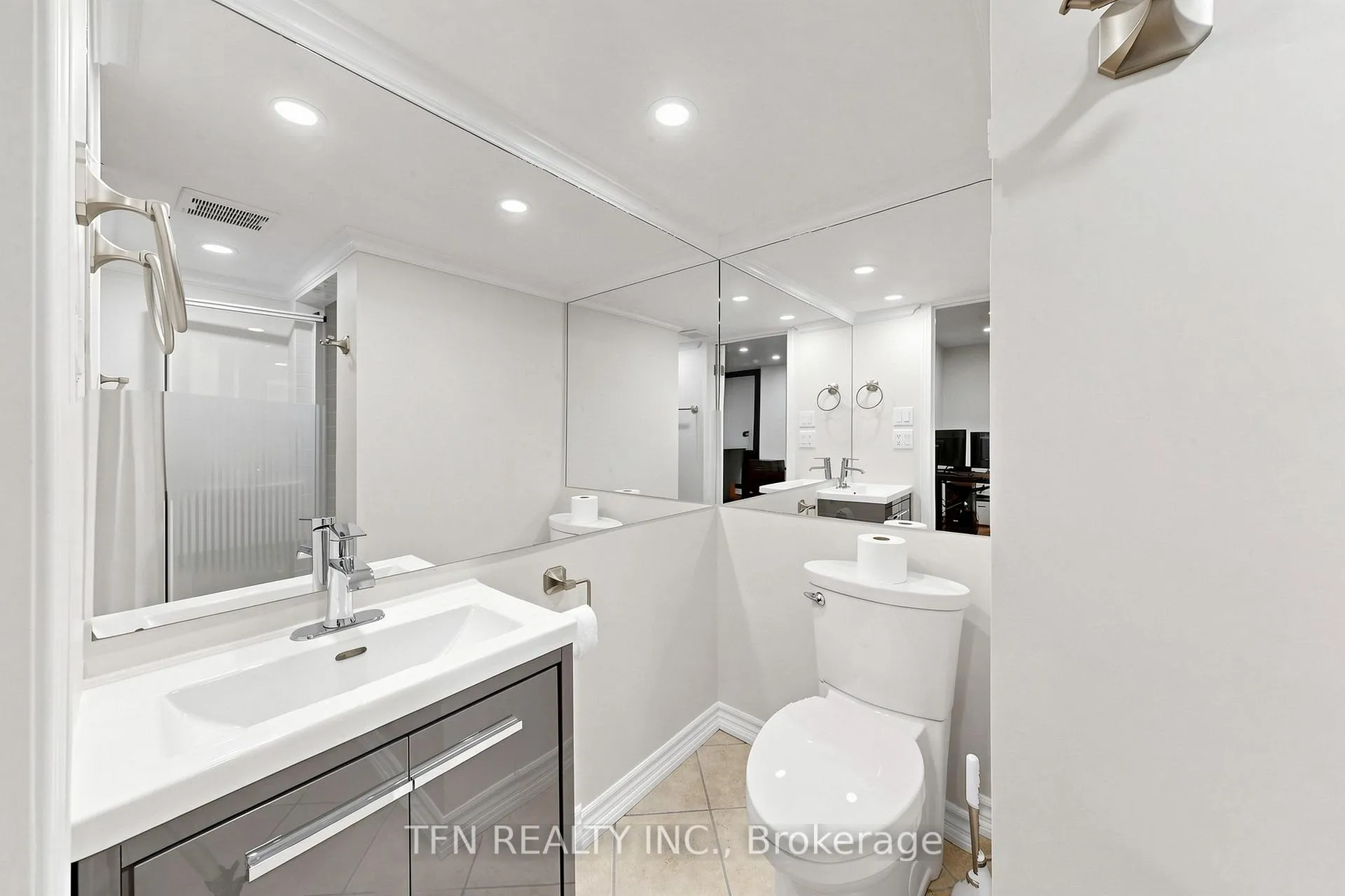 Photo 34 of 8 Lander Crescent, Vaughan, Patterson — HOMEH