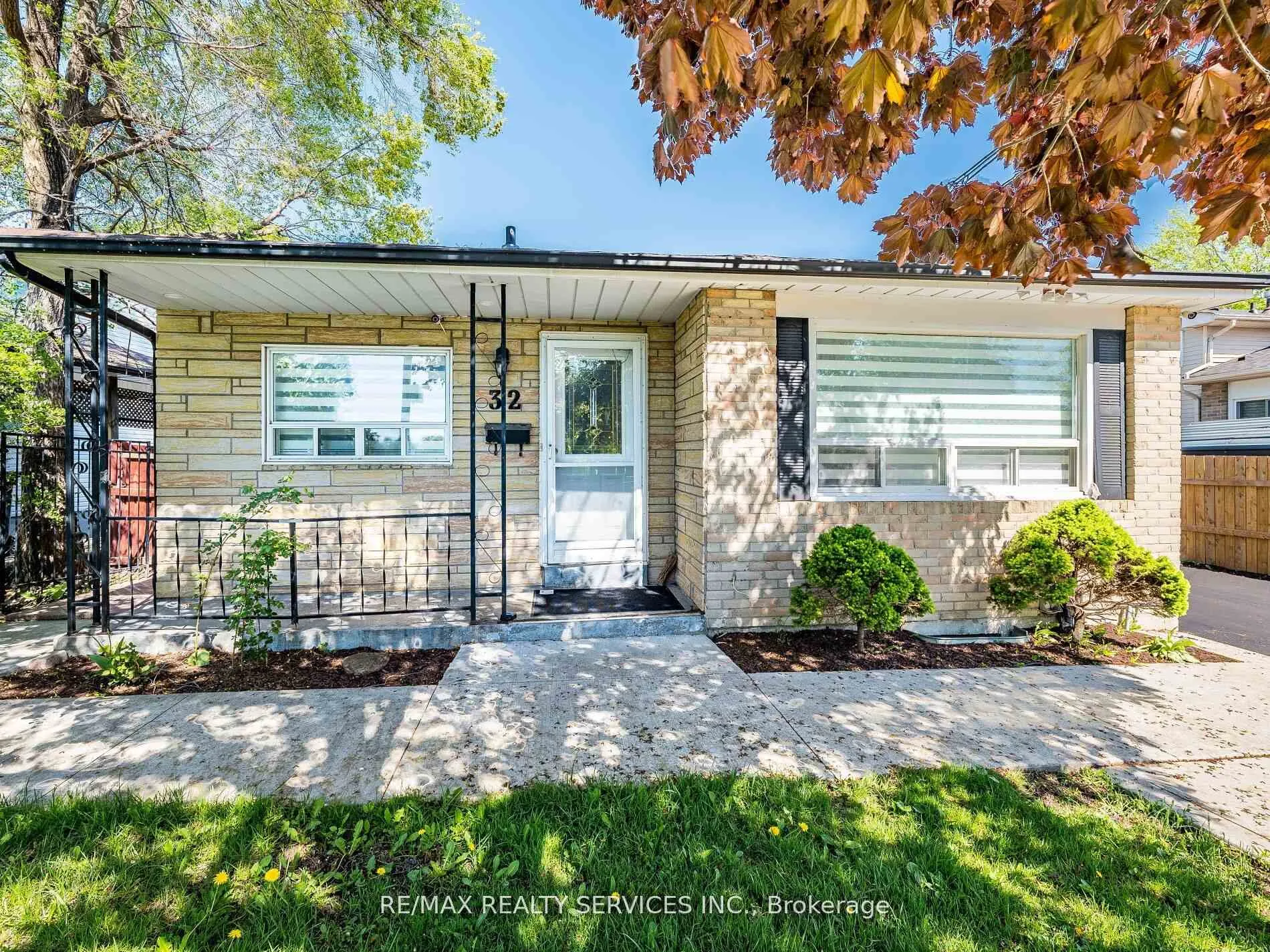 Photo 1 of 32 Madoc Drive, Brampton, Madoc — HOMEH