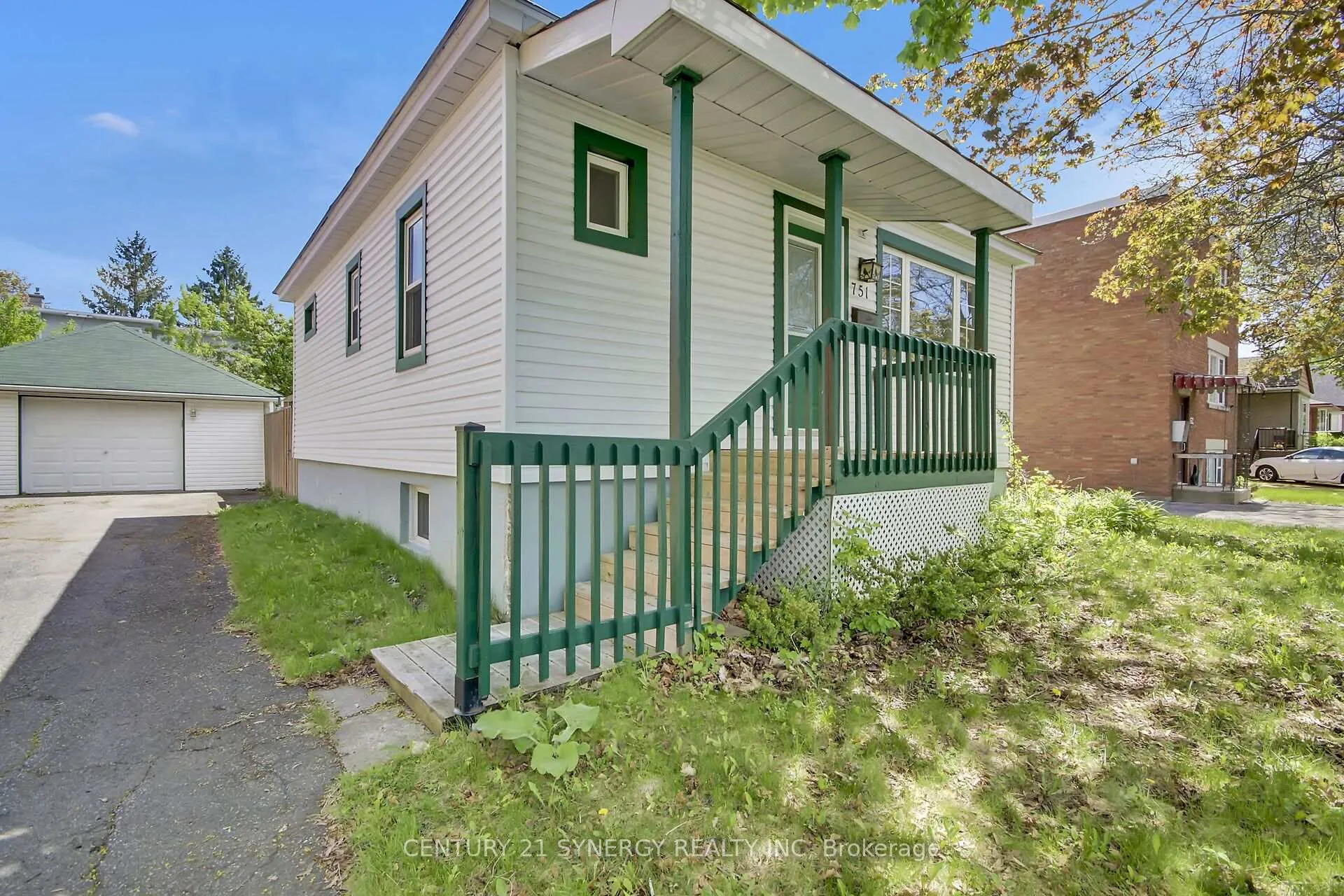 Front of 751 Rue De L,eglise Street