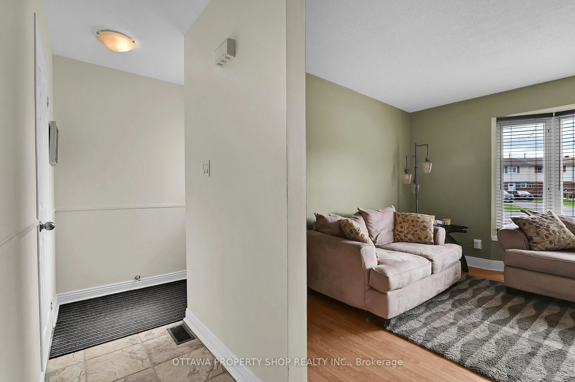 Photo 4 of 202 Rosemary Gardens, Ottawa, Chatelaine Village — HOMEH