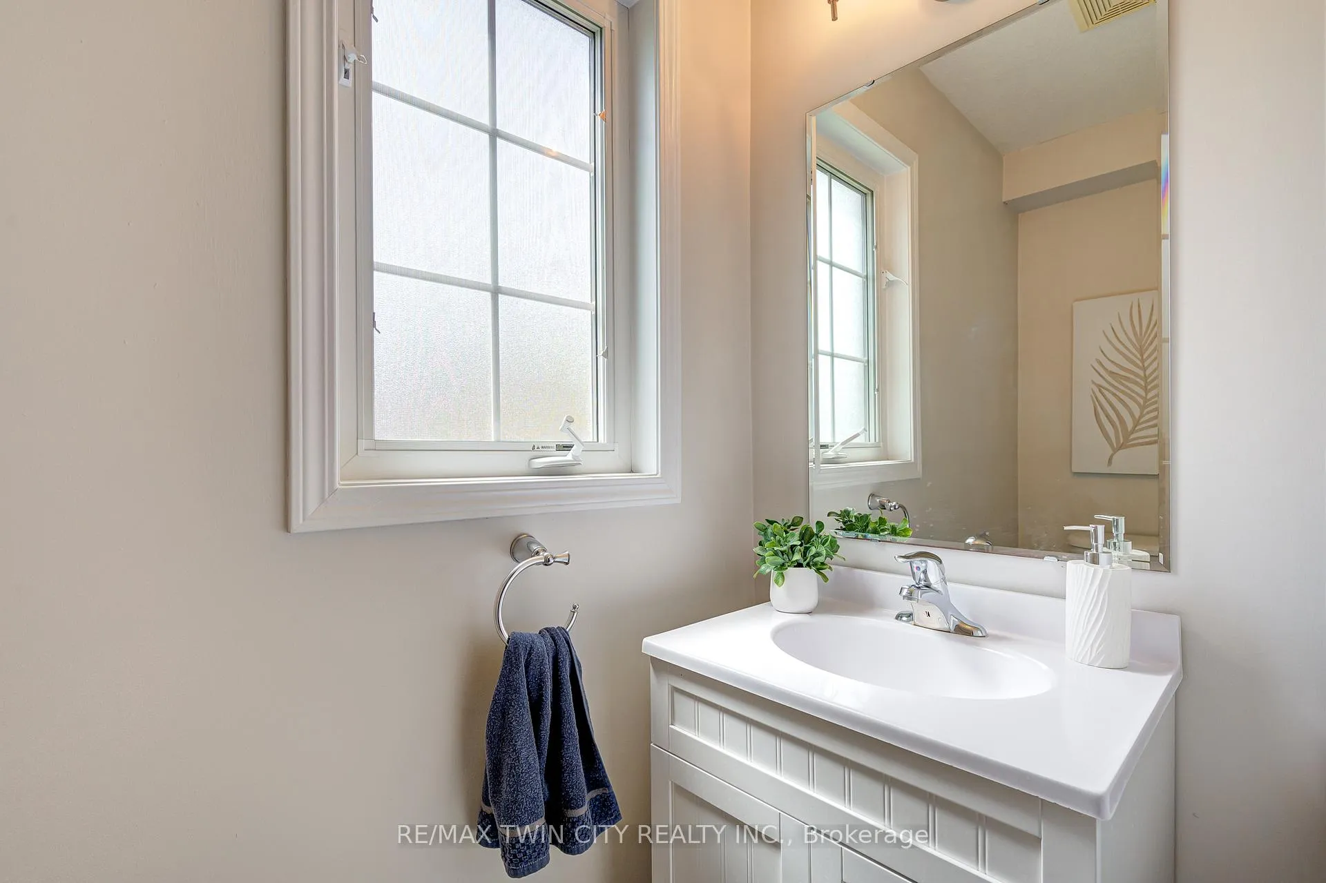 Photo 8 of Unit C20, 20 David Bergey Drive, Kitchener, Larentian West — HOMEH