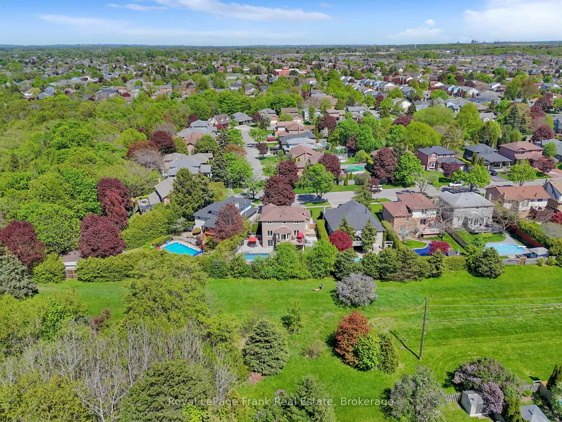 Photo 4 of 53 Pinedale Crescent, Clarington, Courtice — HOMEH