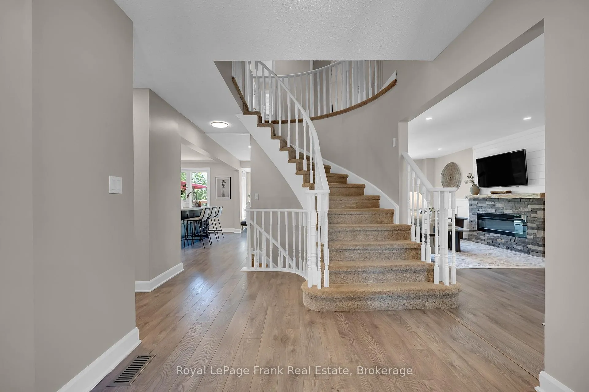 Photo 6 of 53 Pinedale Crescent, Clarington, Courtice — HOMEH
