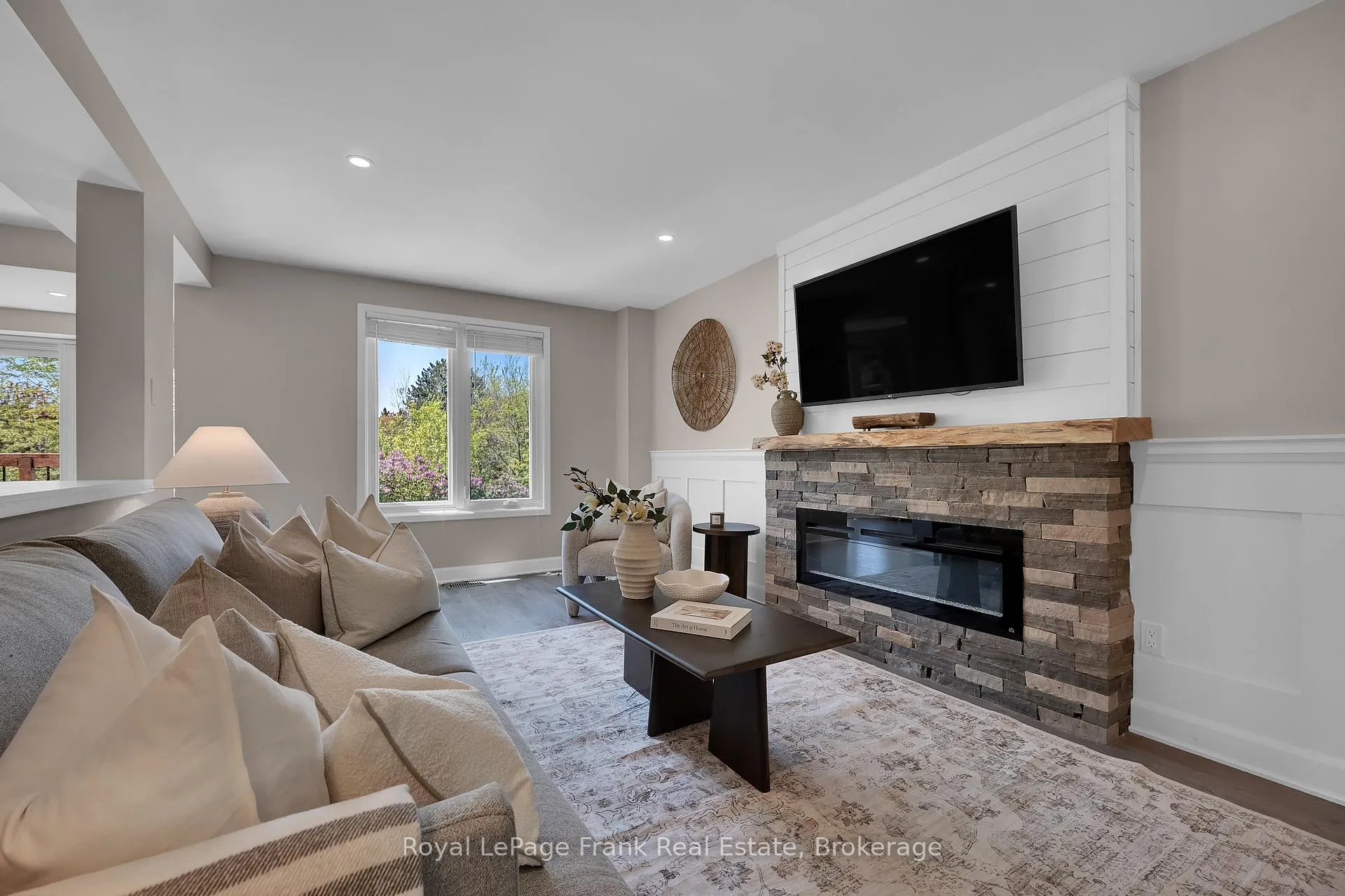 Photo 10 of 53 Pinedale Crescent, Clarington, Courtice — HOMEH