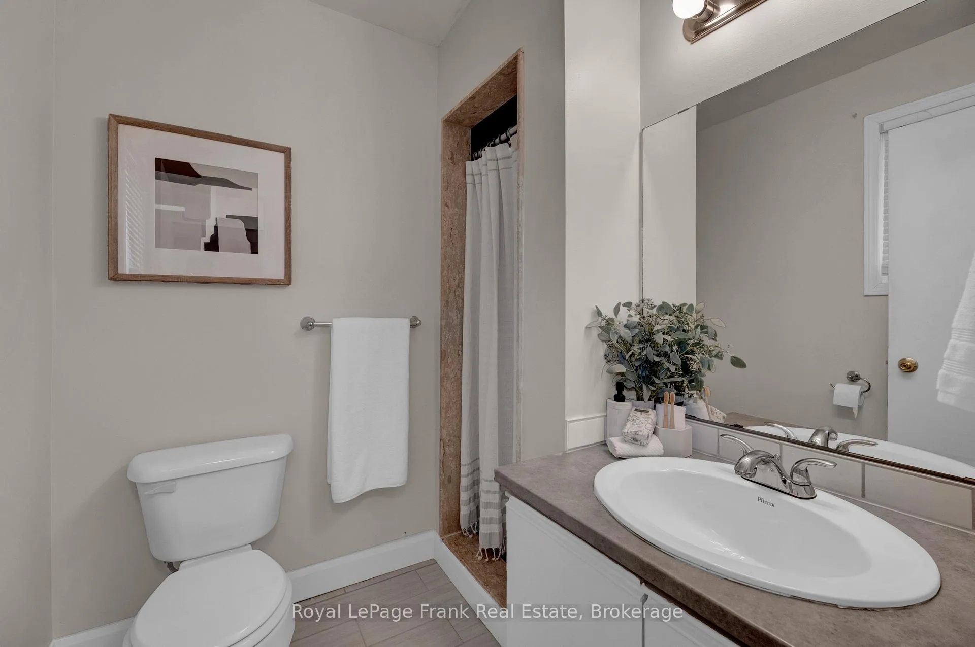 Photo 31 of 53 Pinedale Crescent, Clarington, Courtice — HOMEH